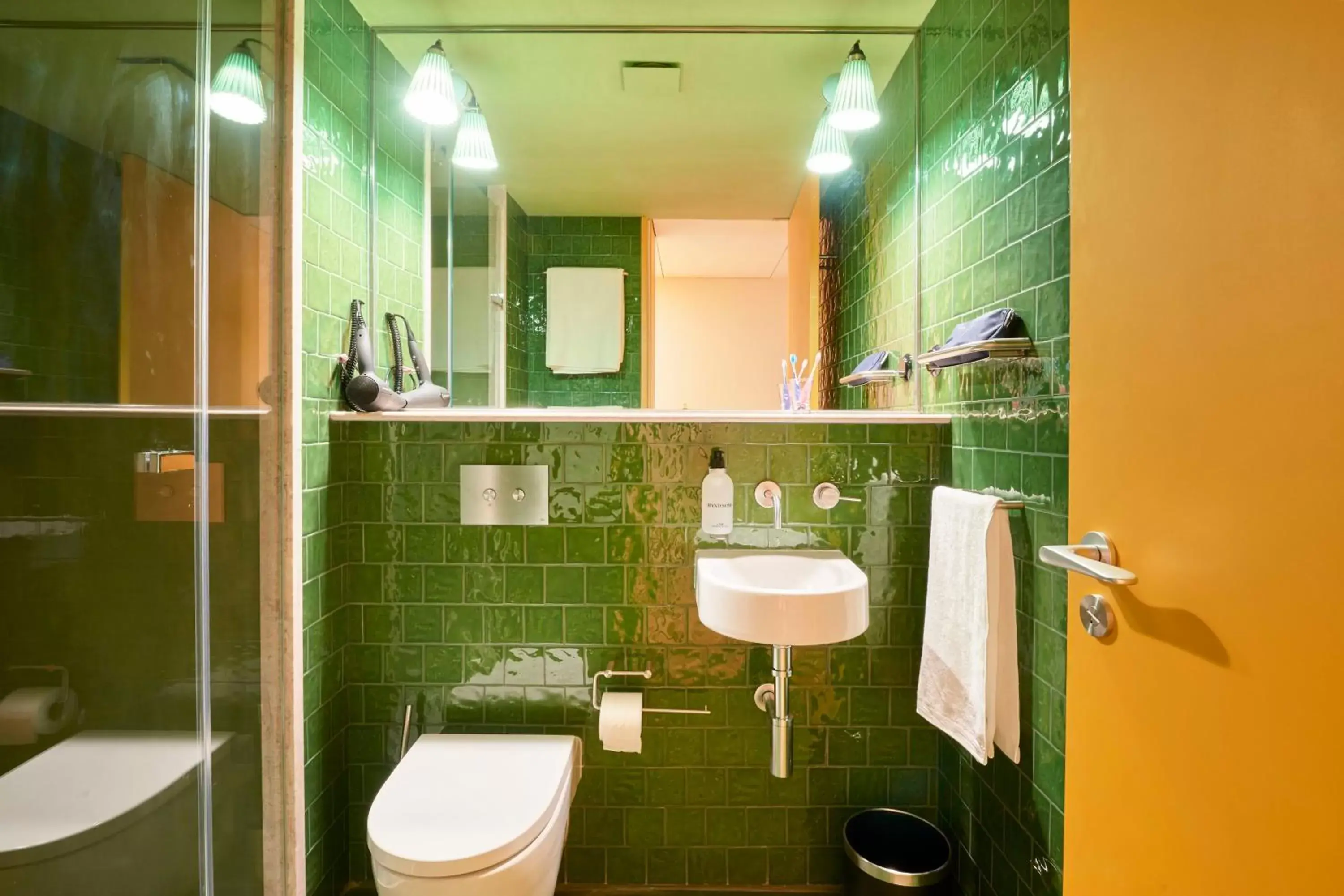Shower, Bathroom in Cais Urban Lodge