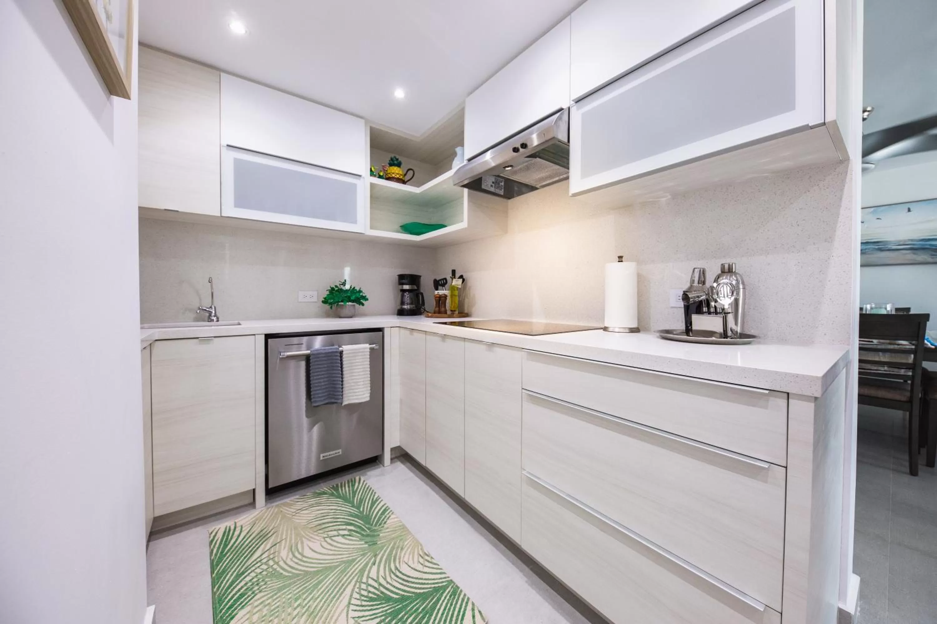 Kitchen or kitchenette in ESJ Towers by Chana