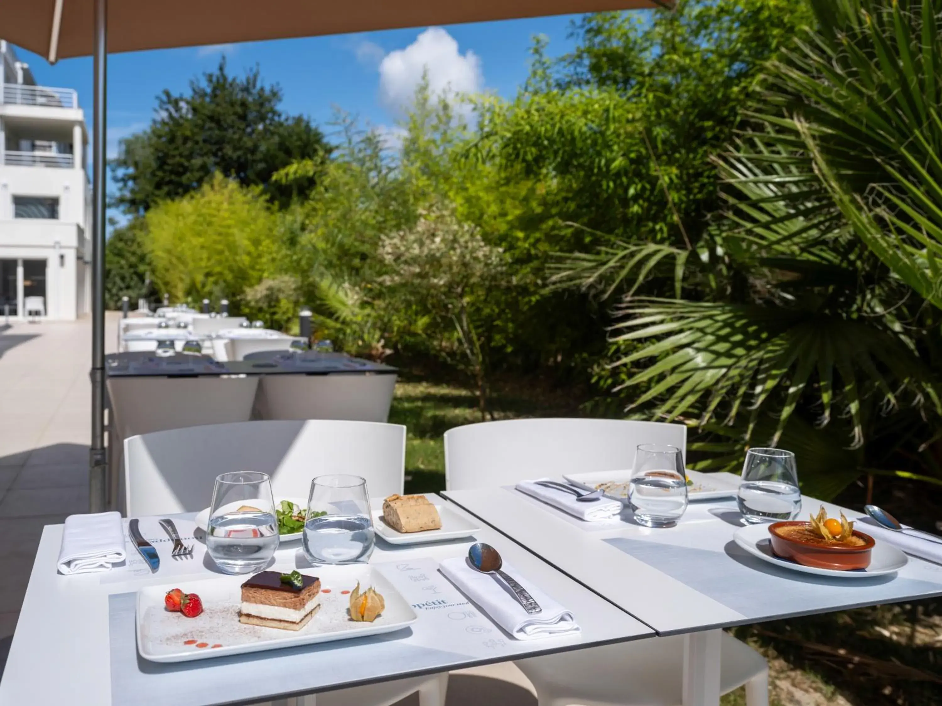 Balcony/Terrace, Breakfast in Golden Tulip La Baule