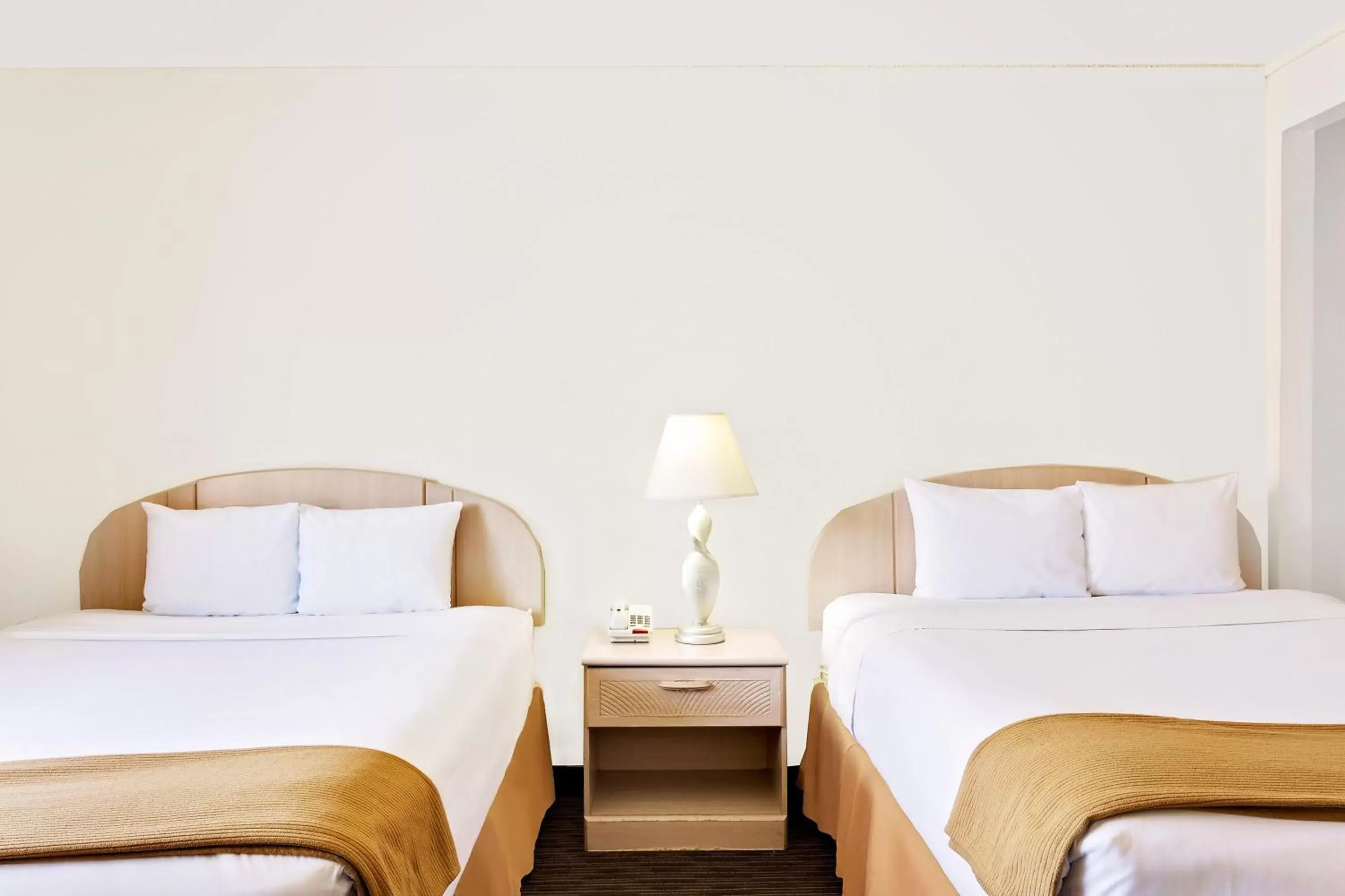 Deluxe Queen Room with Two Queen Beds - Disability Access - Non-Smoking in Knights Inn Page Deluxe Queen Room with Two Queen Beds - Disability Access - Non-Smoking in Knights Inn Page