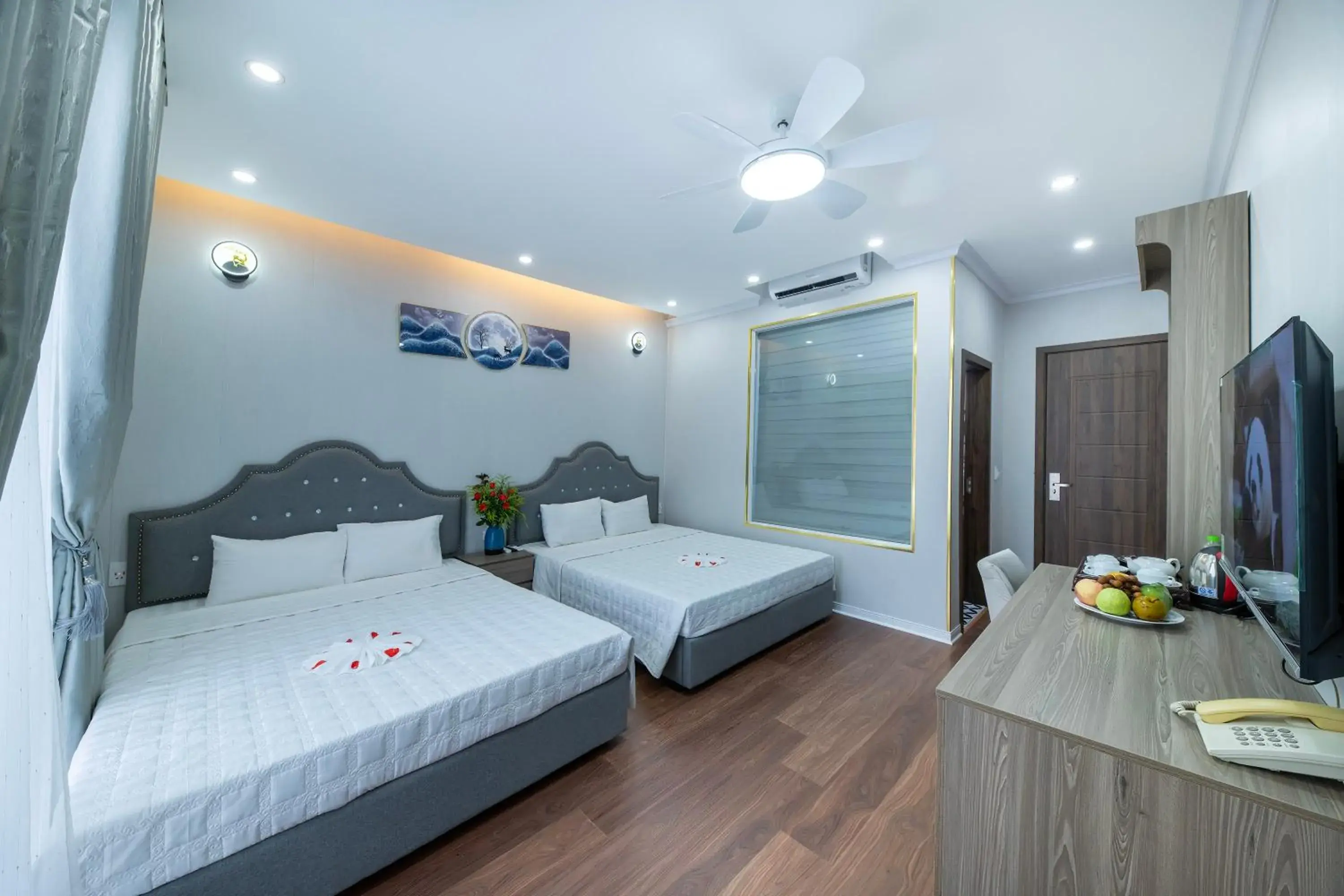 Photo of the whole room, Bed in Hanoi City Guest House