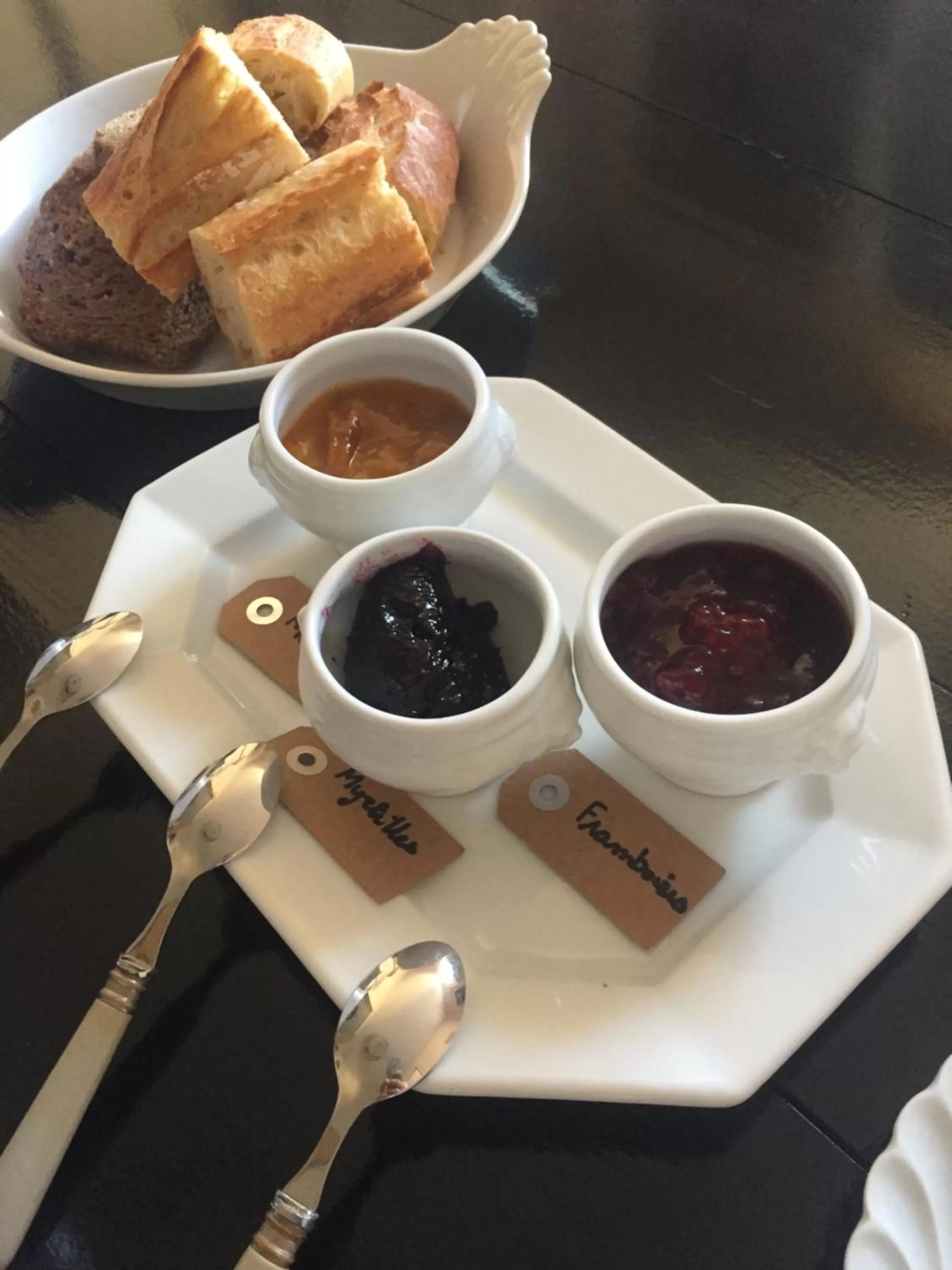 Food in Au 16 Place Saint Louis