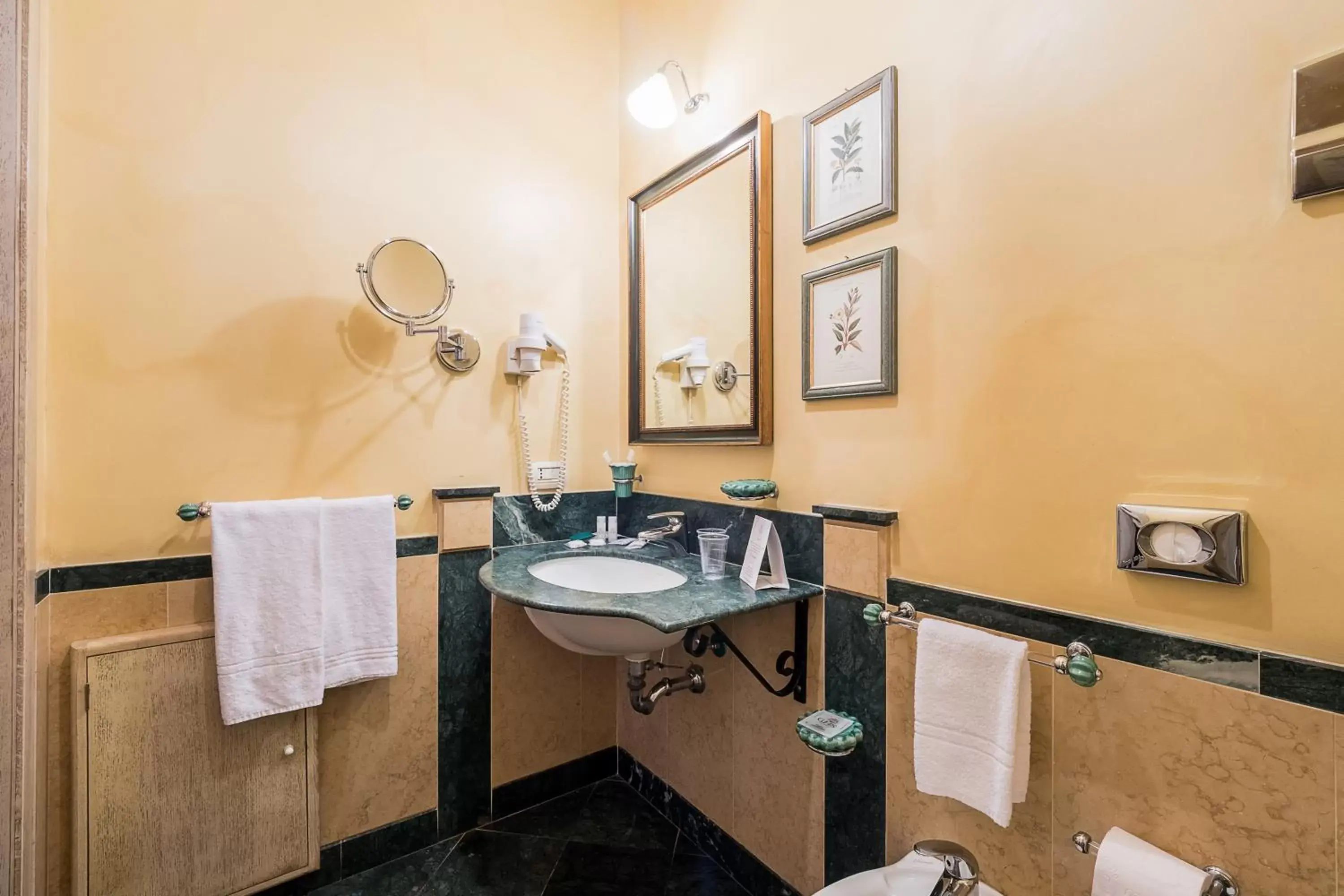 Bathroom in Hotel Vecchio Borgo