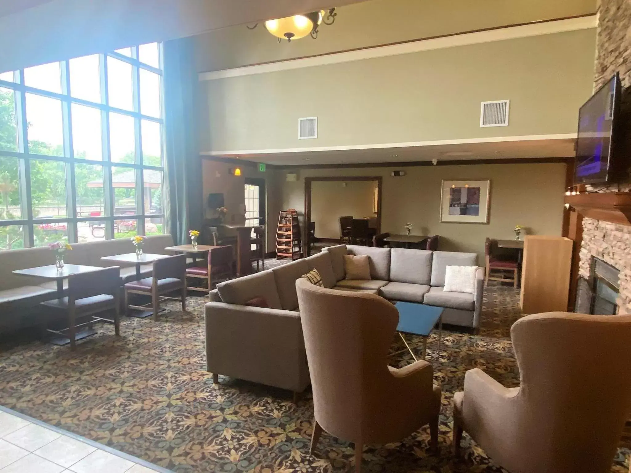 Restaurant/places to eat, Lounge/Bar in Staybridge Suites Great Falls, an IHG Hotel