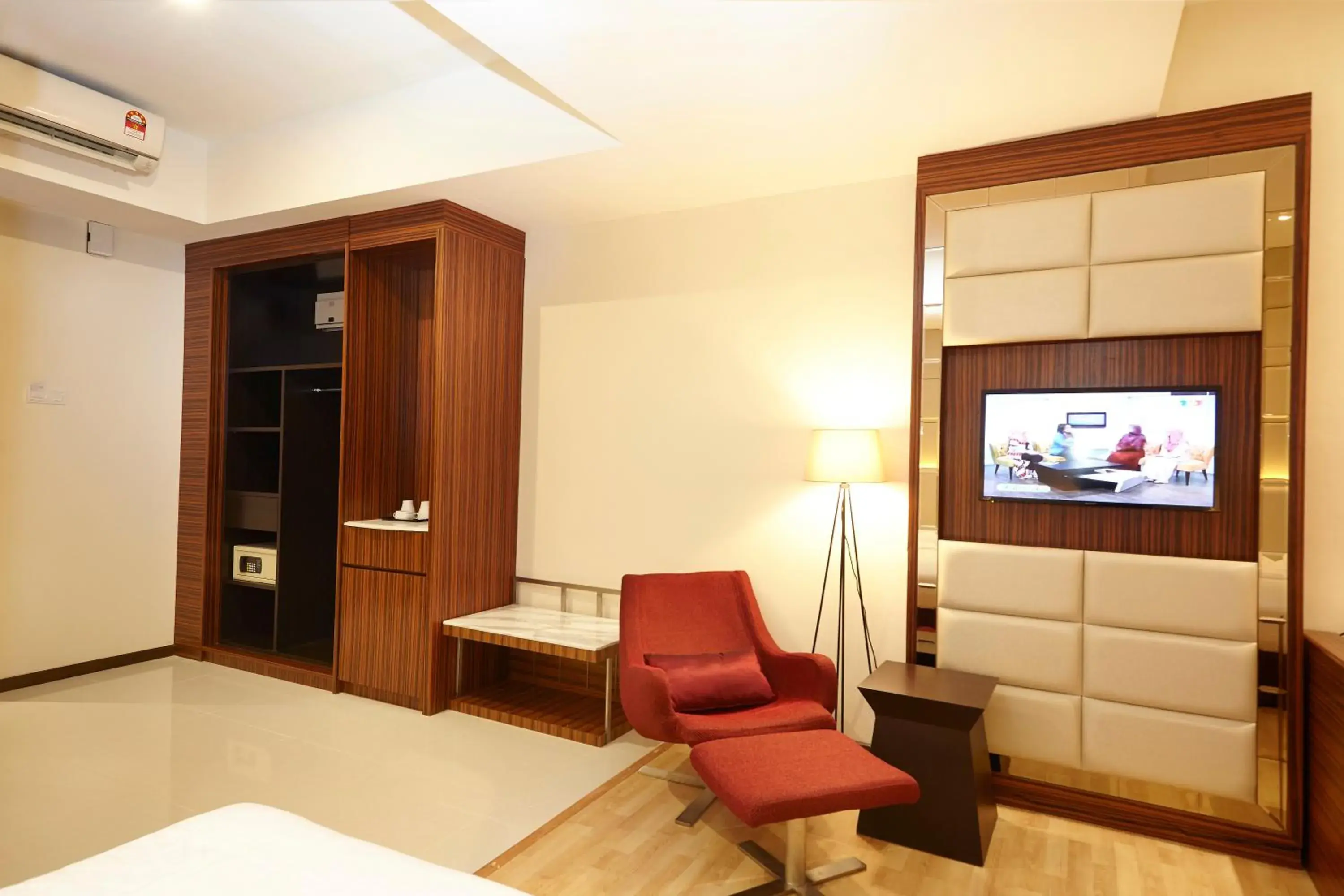 Seating area, TV/Entertainment Center in Hotel Six Seasons @ Mid Valley