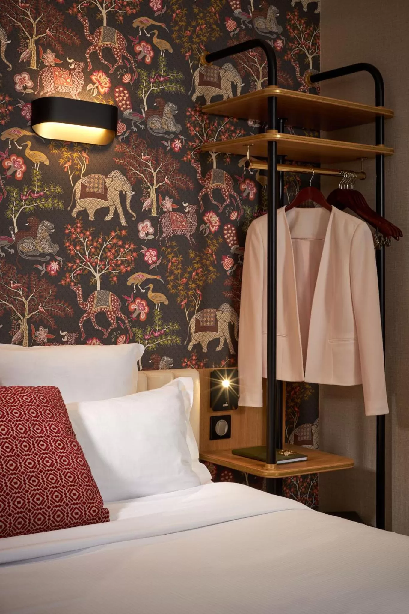 Decorative detail, Bed in Hôtel Tourisme Avenue