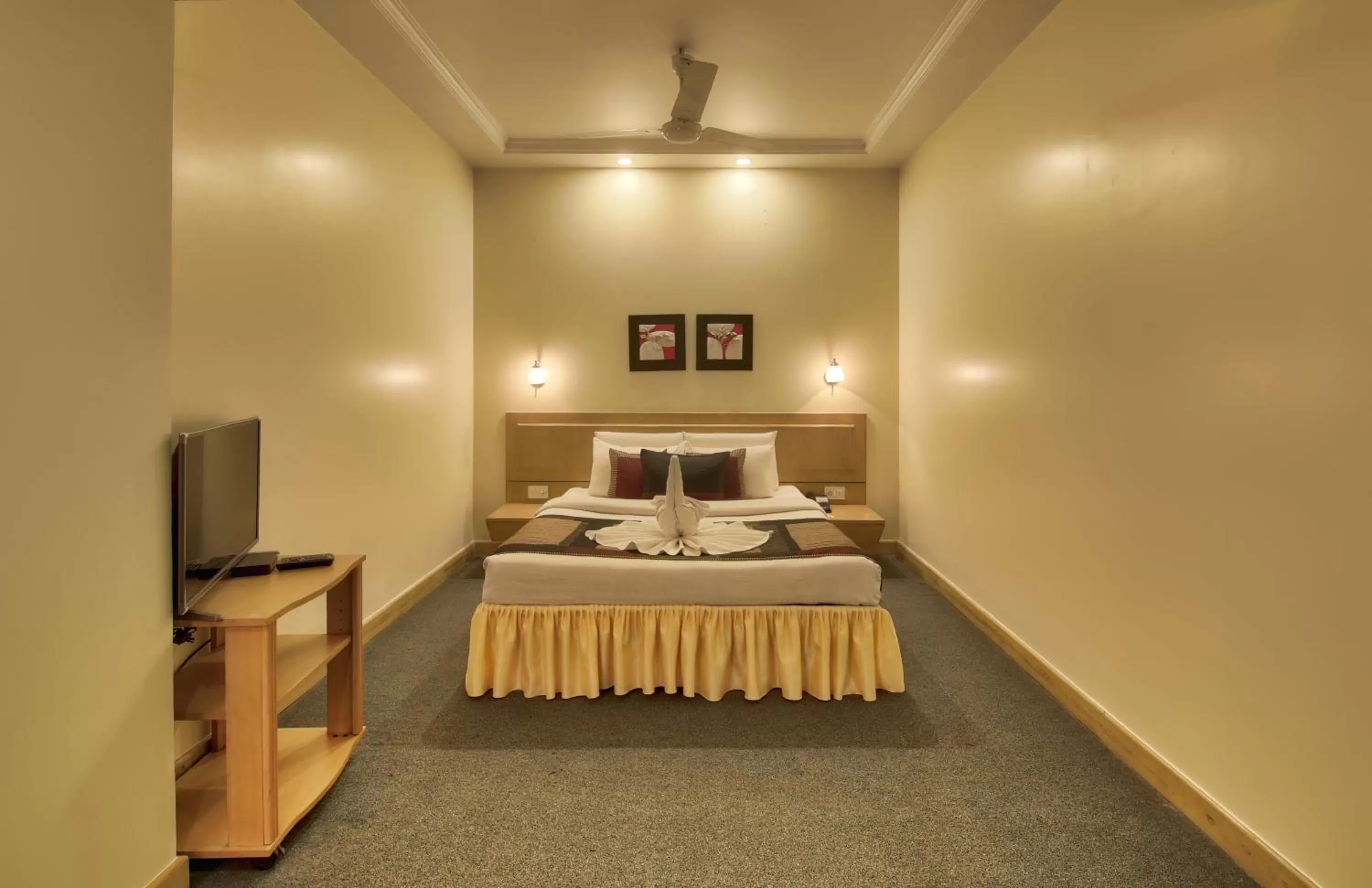 Bed in Vishwaratna Hotel