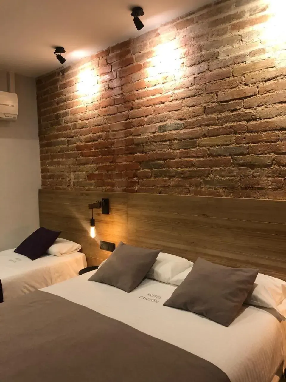 Photo of the whole room, Bed in Hotel Cantón Photo of the whole room, Bed in Hotel Cantón