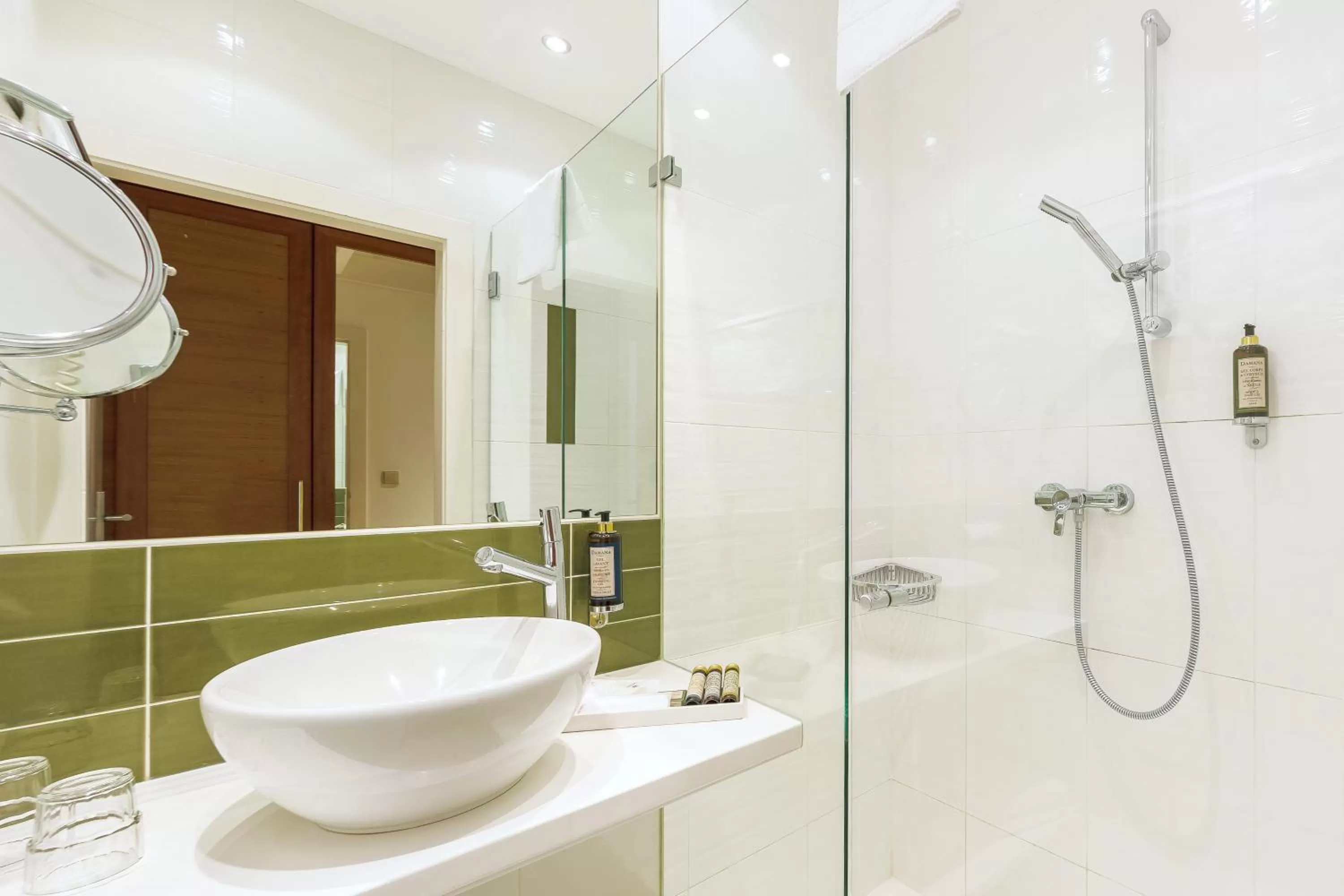 Shower in Hotel Wandl