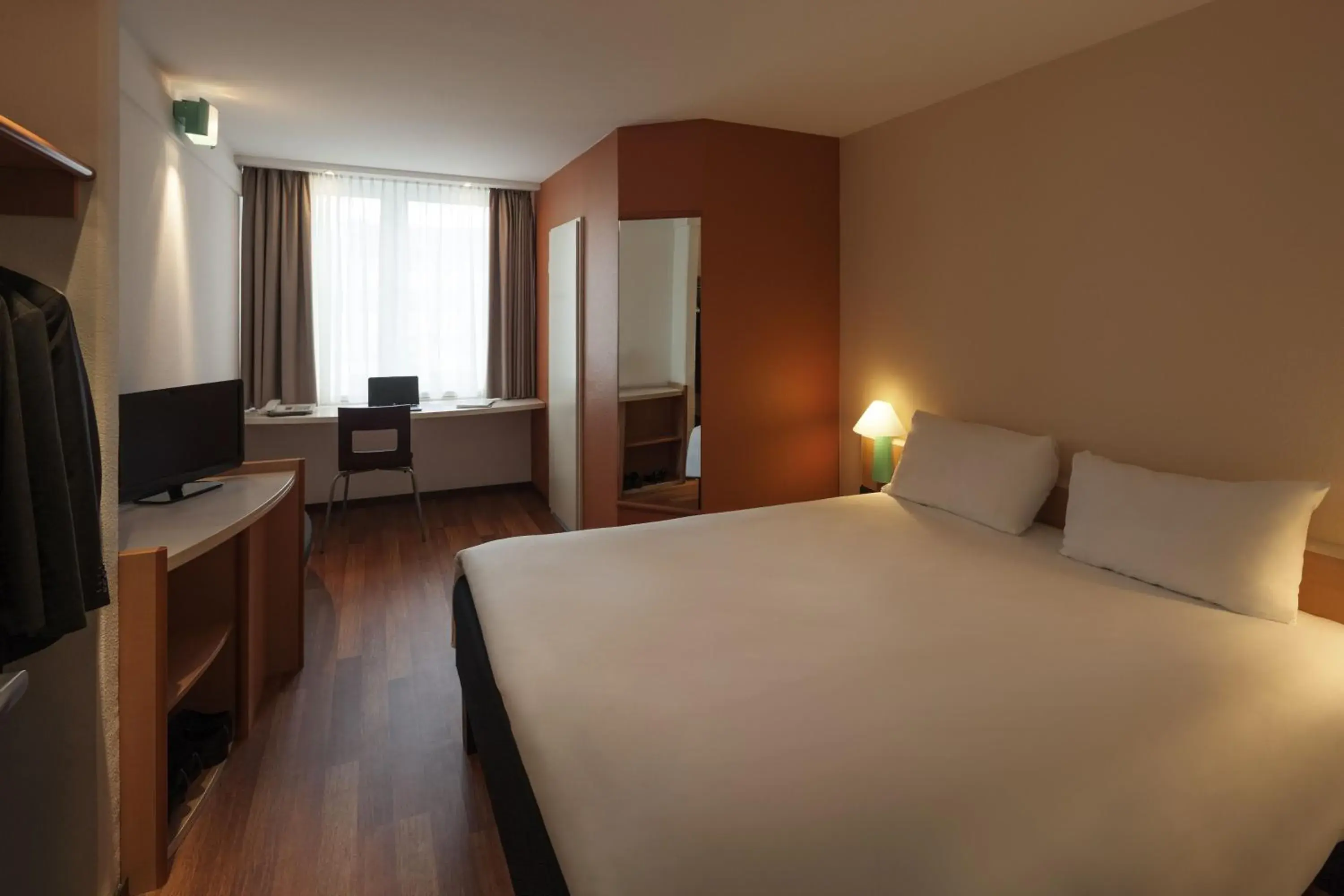Photo of the whole room, Bed in Ibis Nuernberg Hauptbahnhof