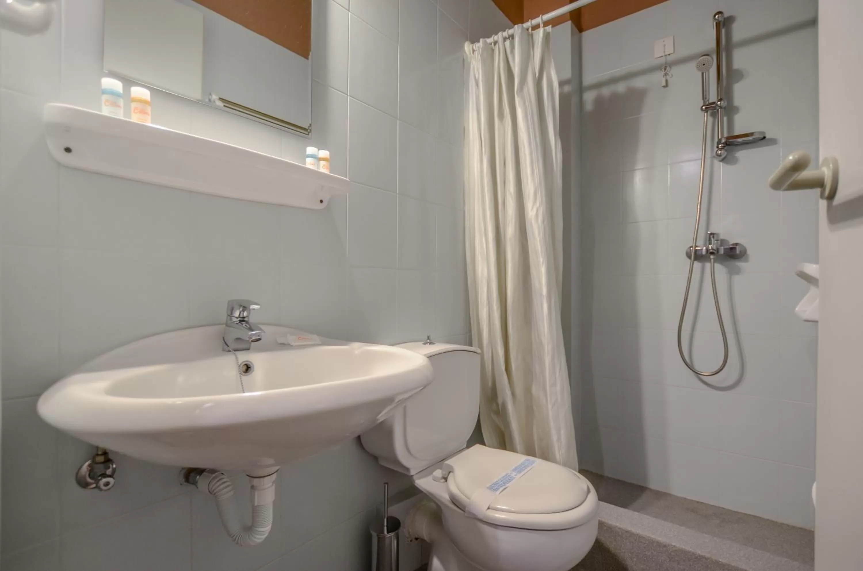 Shower in Hotel Coronis