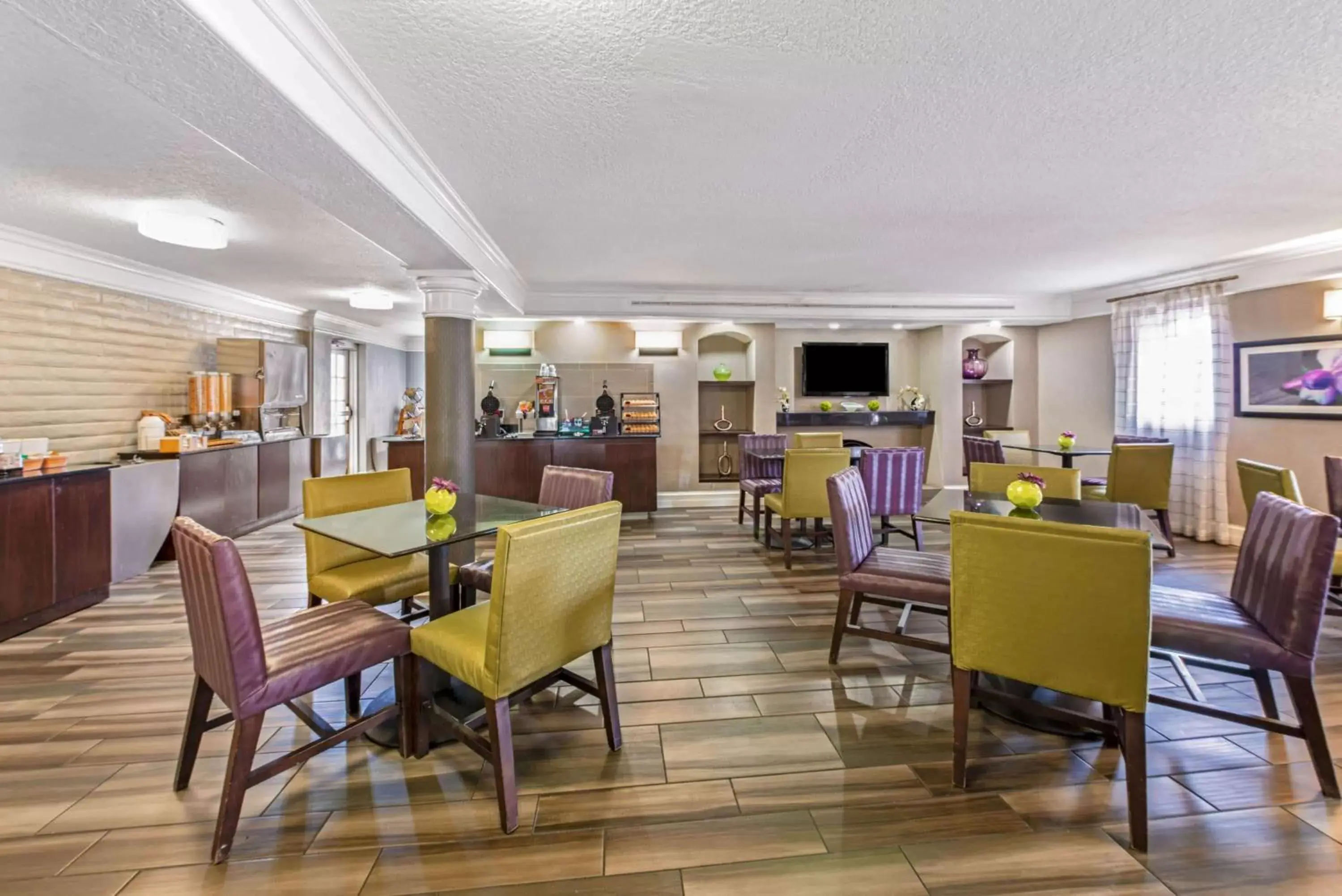 Restaurant/Places to Eat in La Quinta Inn by Wyndham Miami Airport North