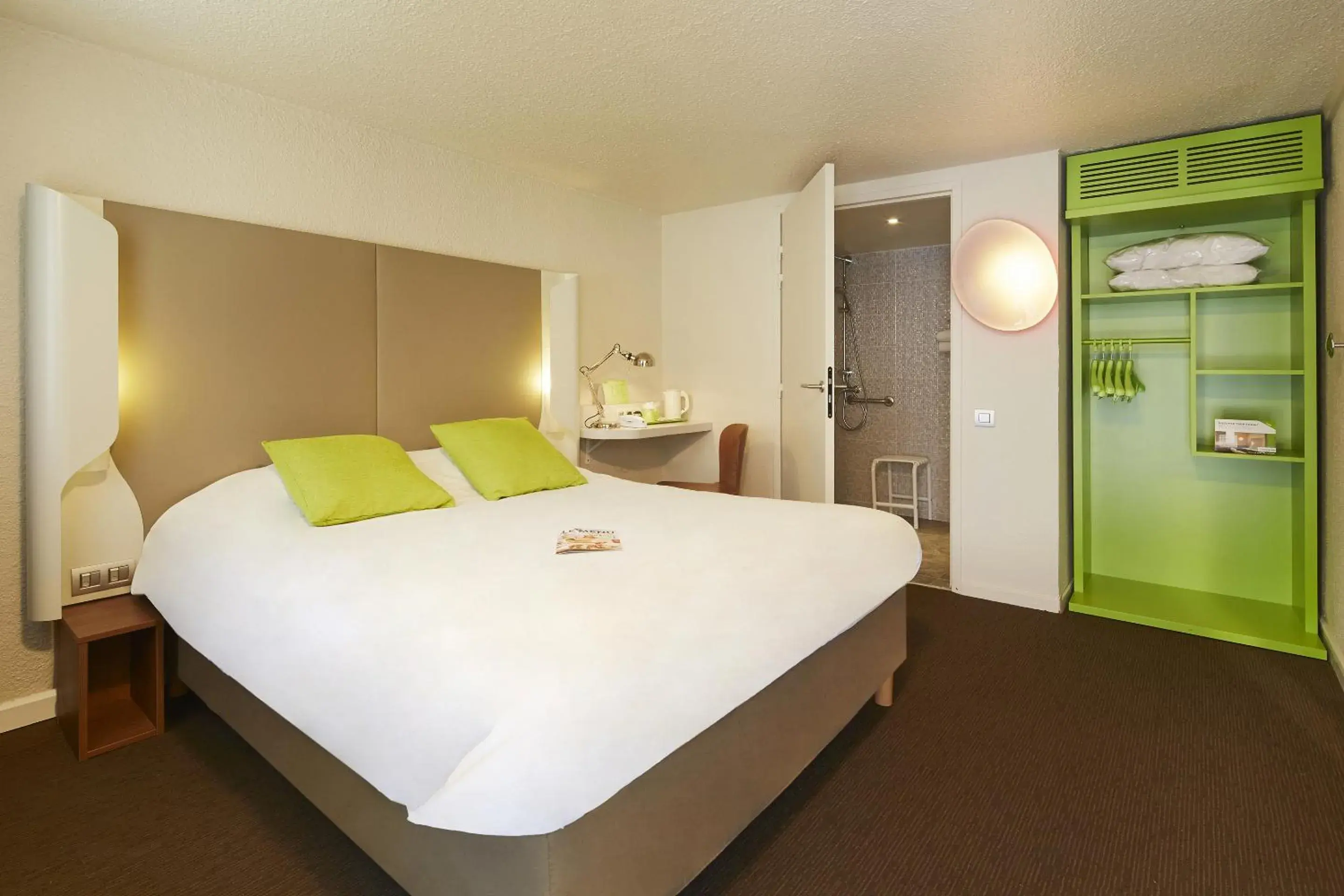 Bedroom, Bed in Campanile Hotel Compiegne