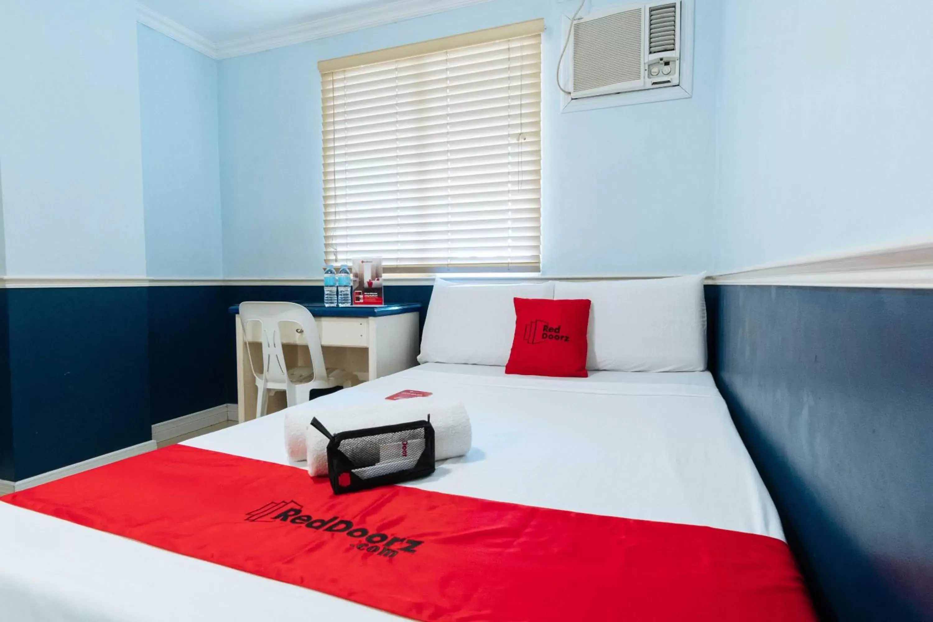 Bedroom, Bed in RedDoorz @ Bonifacio St Cebu