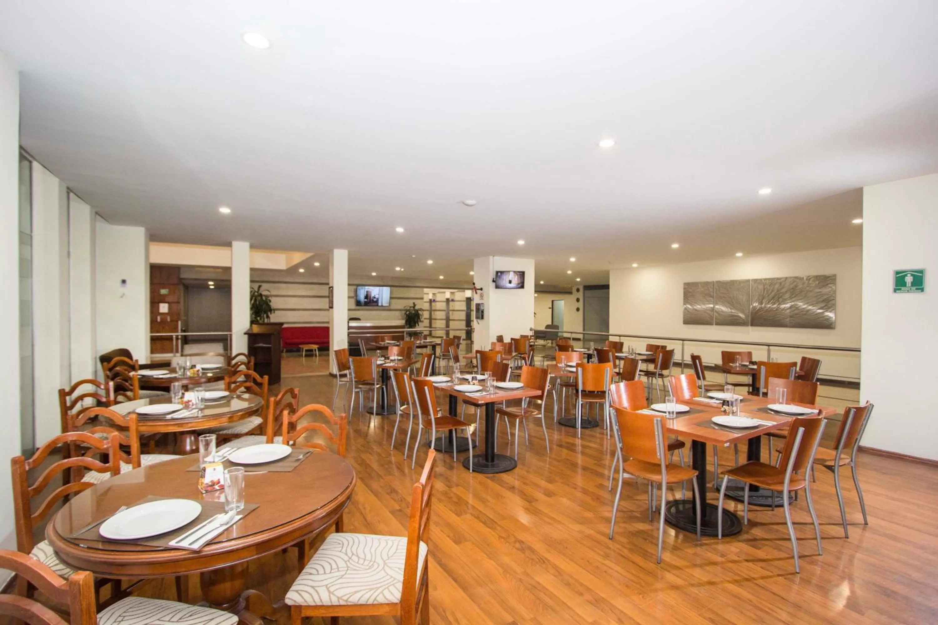 Restaurant/places to eat in Hotel Valle de Mexico Toreo