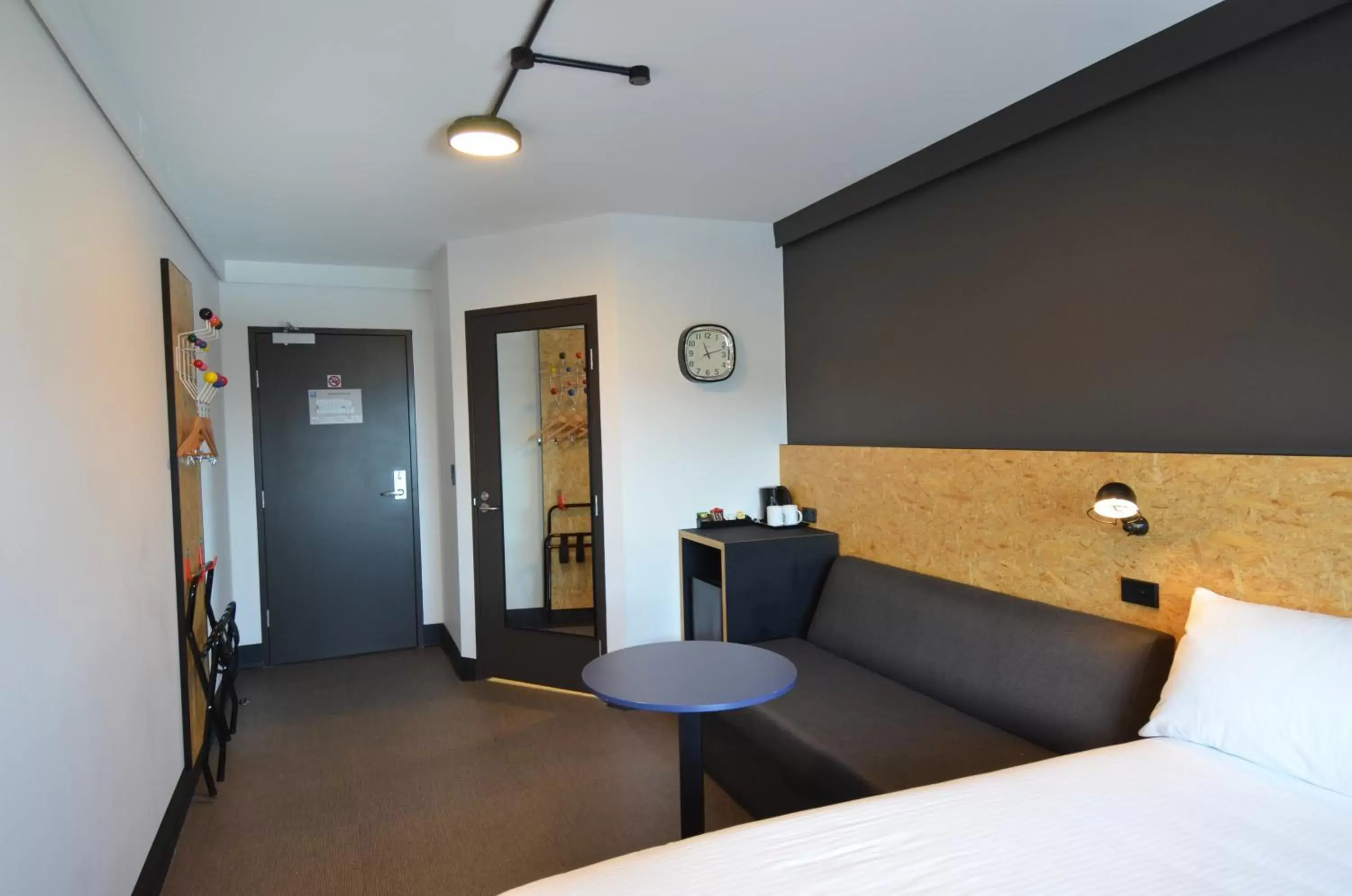 Photo of the whole room, Seating Area in ibis budget Sydney East