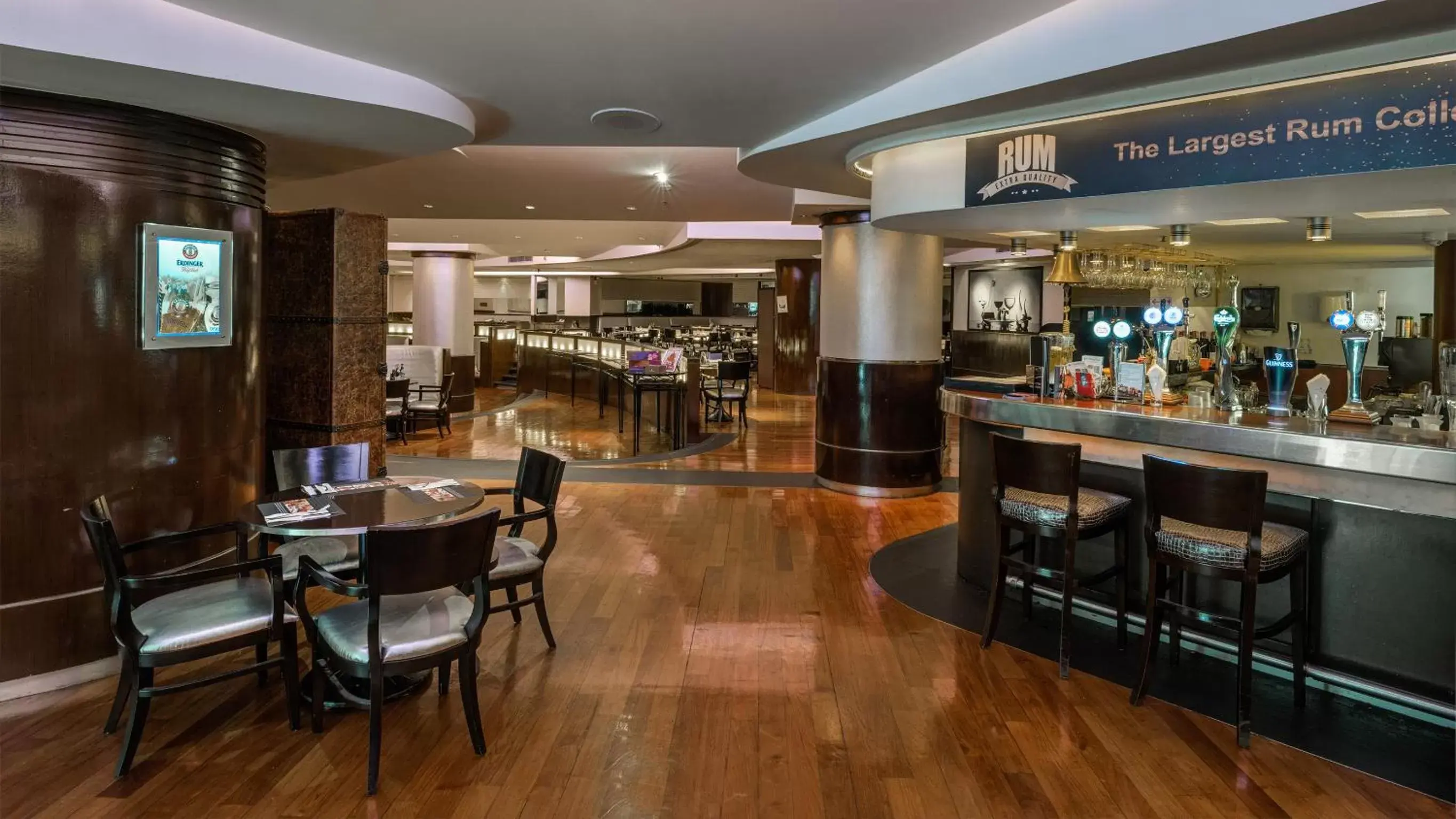 Restaurant/places to eat, Lounge/Bar in Regal Airport Hotel