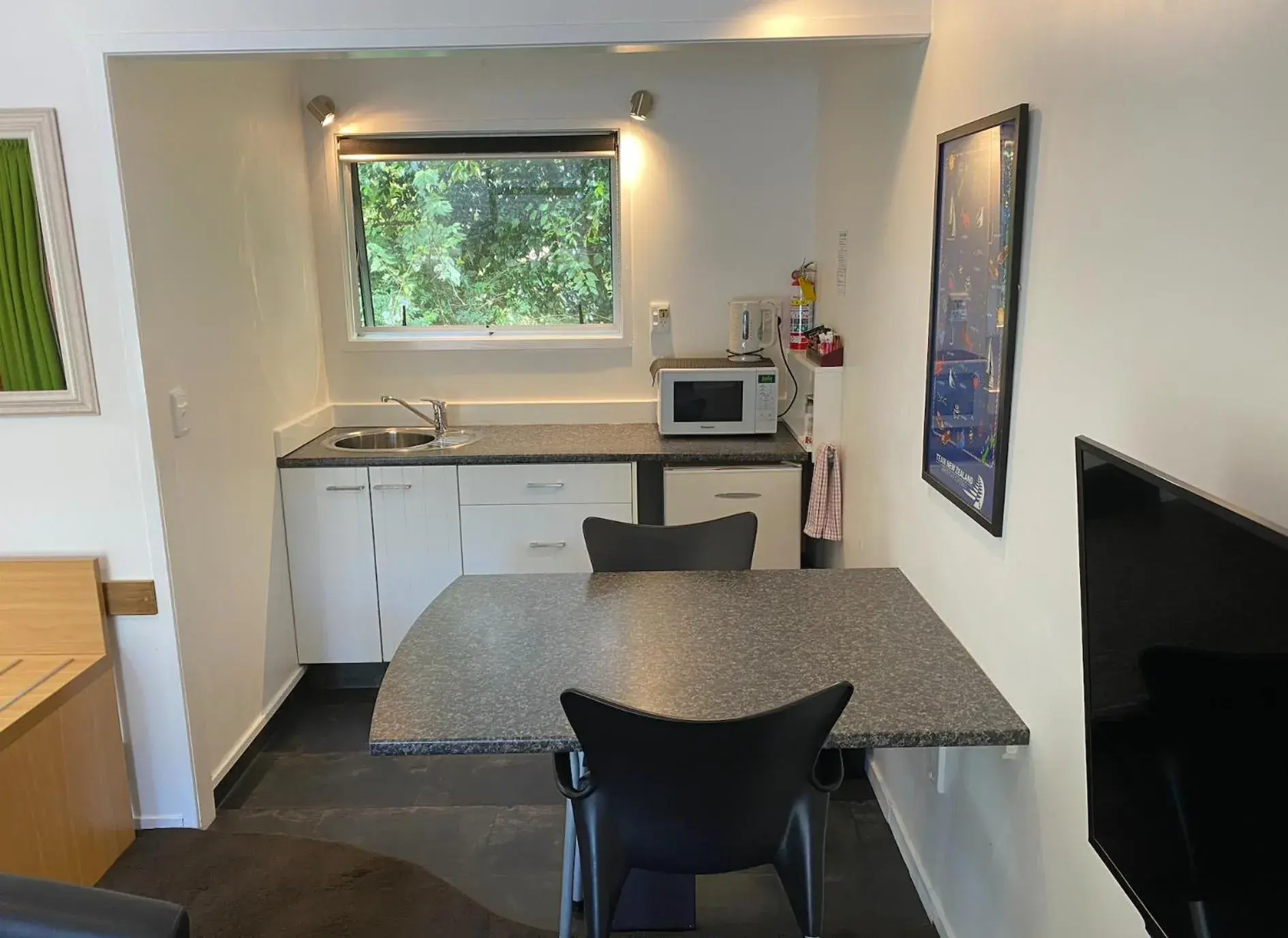 Kitchen/Kitchenette in Colonial House Motel