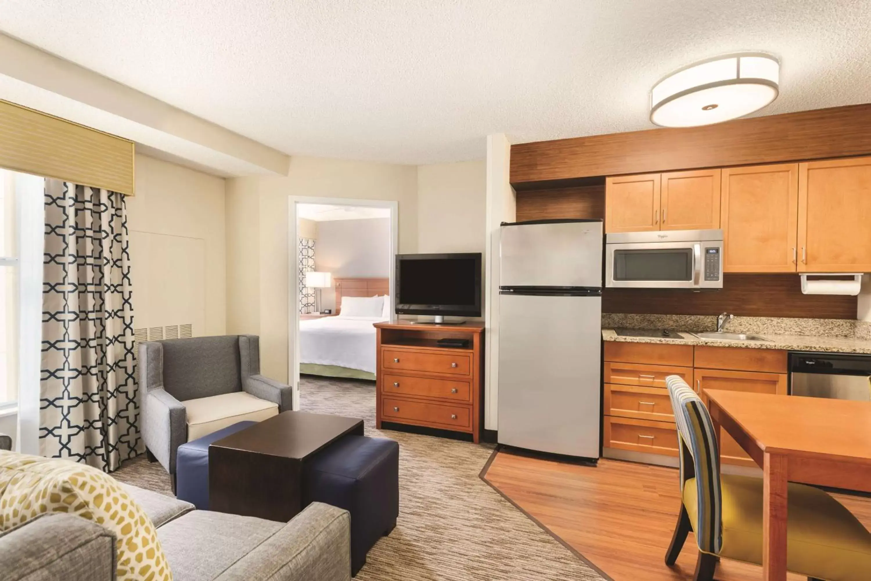 Living room, Kitchen/Kitchenette in Homewood Suites by Hilton Orlando-Intl Drive/Convention Ctr