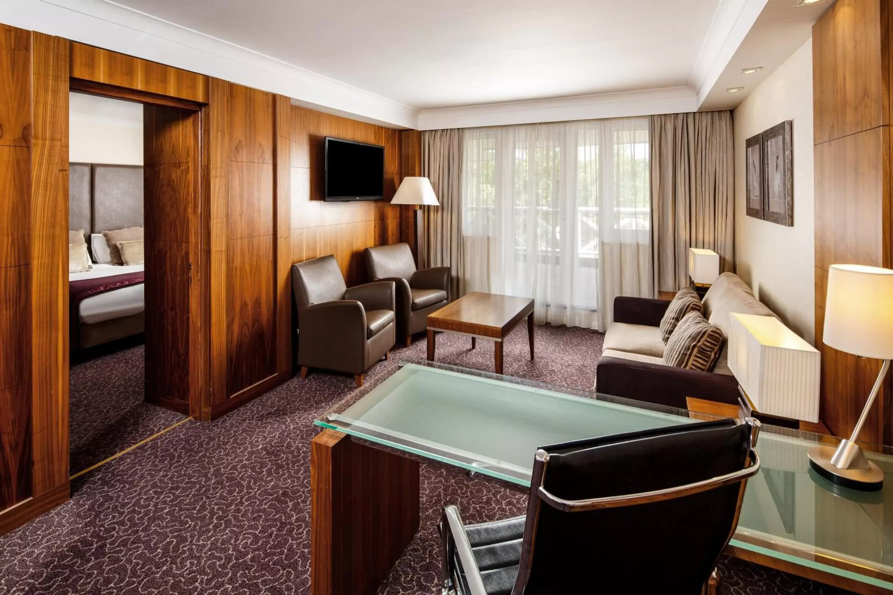 Photo of the whole room, Lounge/Bar in Crowne Plaza Reading