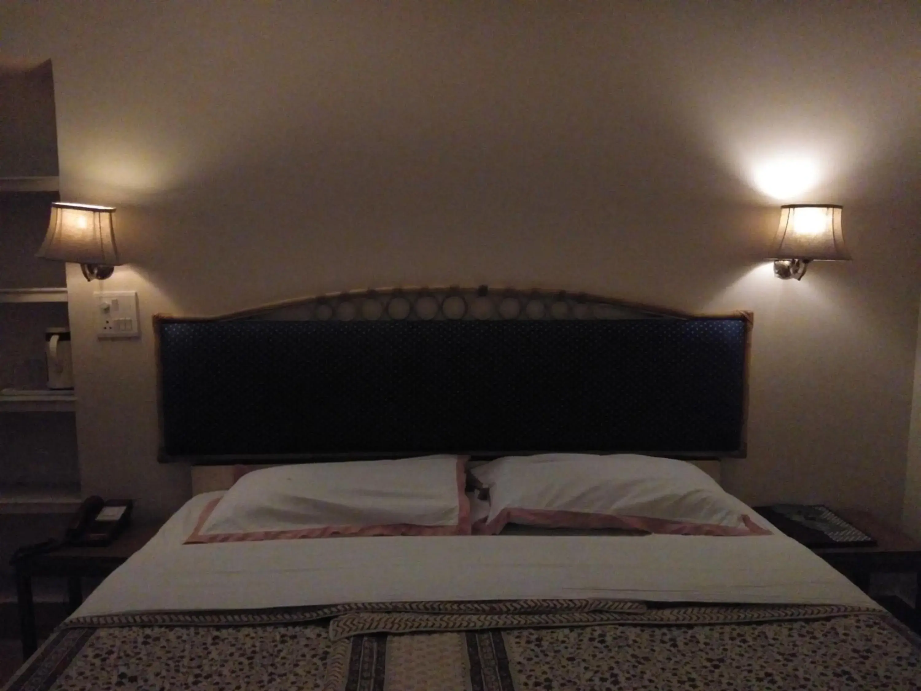 Bed in Jai Niwas Garden Hotel