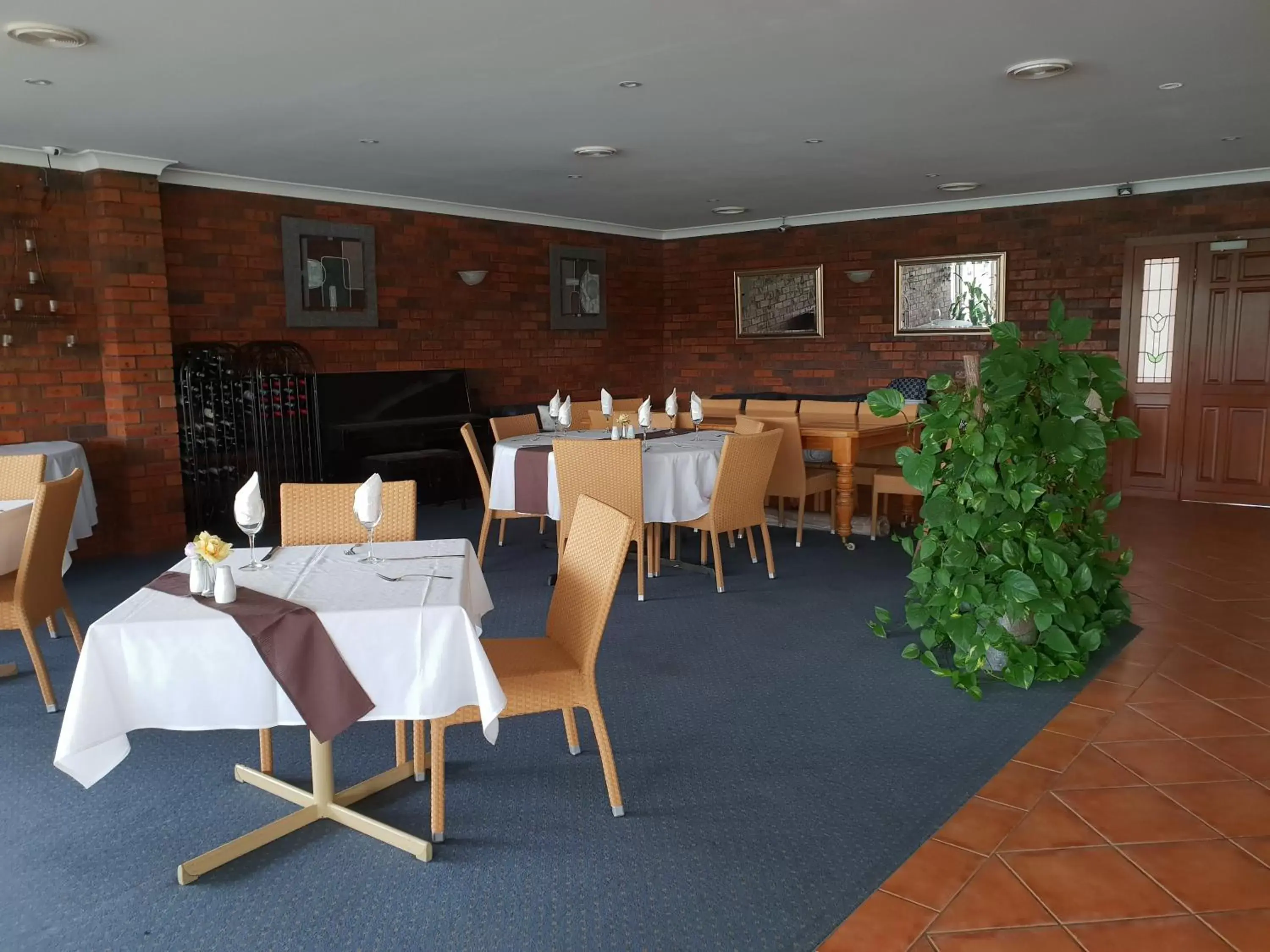 Restaurant/Places to Eat in Moon River Motor Inn