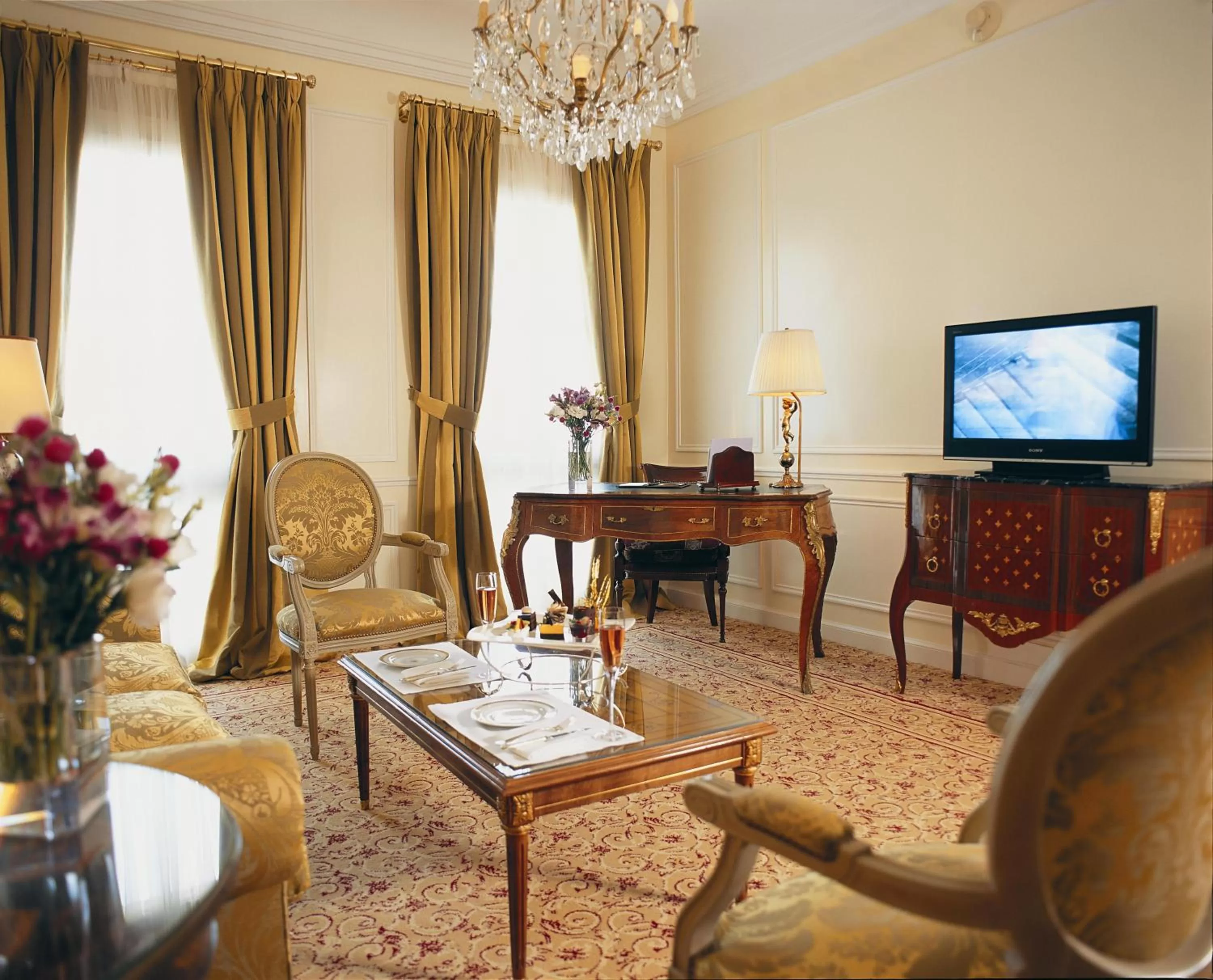 TV and multimedia, Seating Area in Alvear Palace Hotel - Leading Hotels of the World