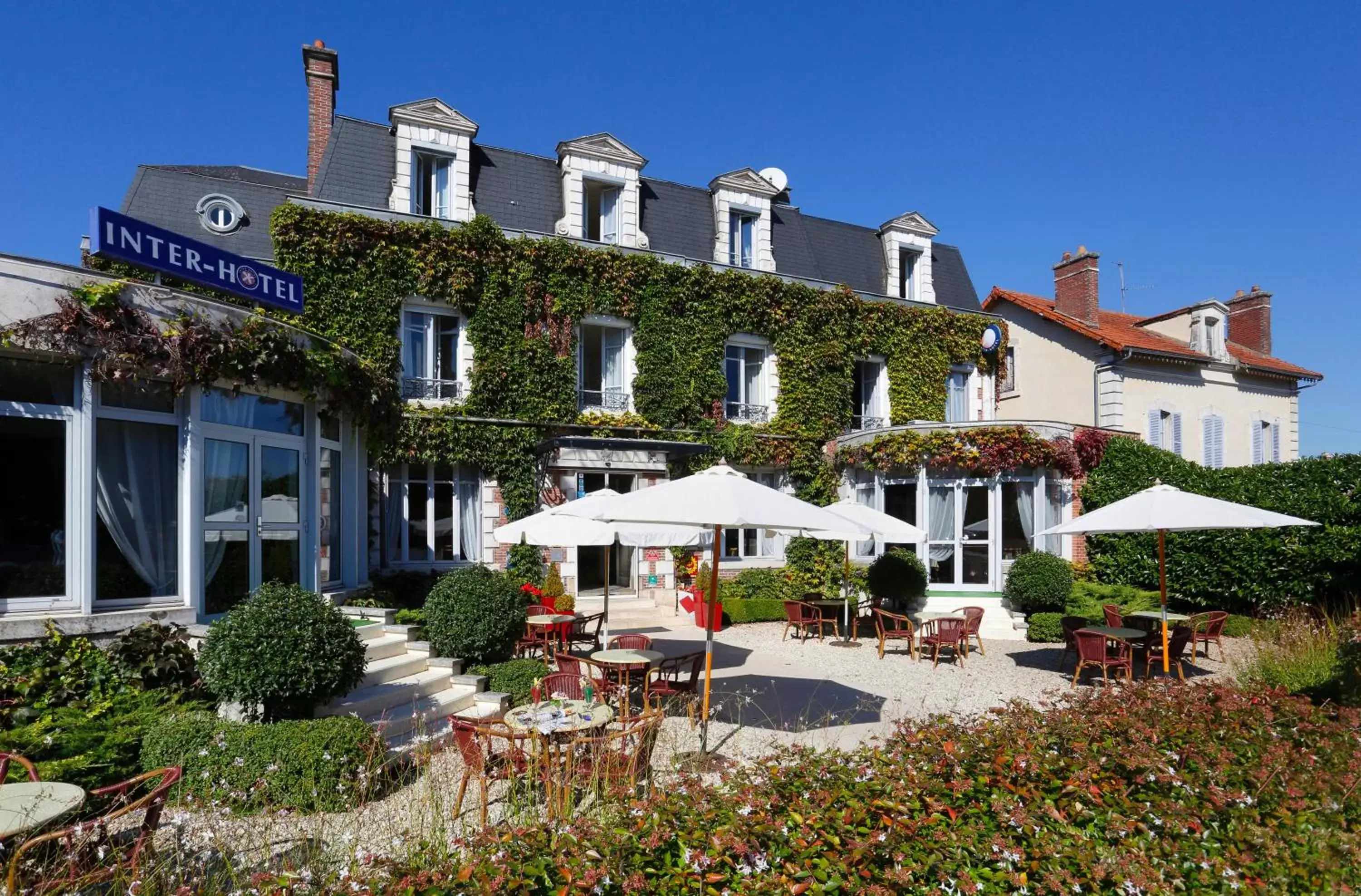 Facade/entrance, Property Building in The Originals Boutique, Hôtel Normandie, Auxerre