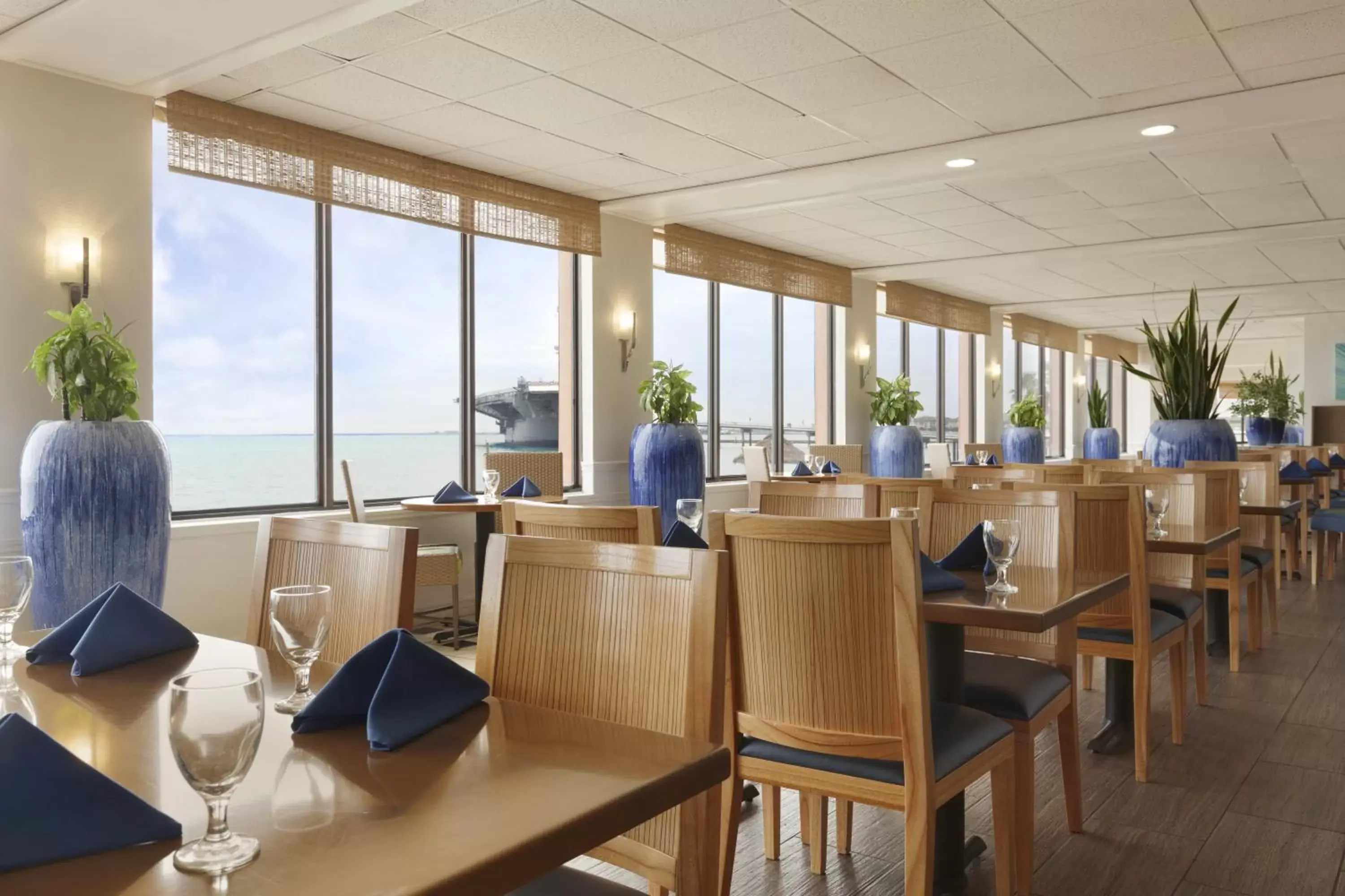 Restaurant/Places to Eat in DoubleTree by Hilton Corpus Christi Beachfront