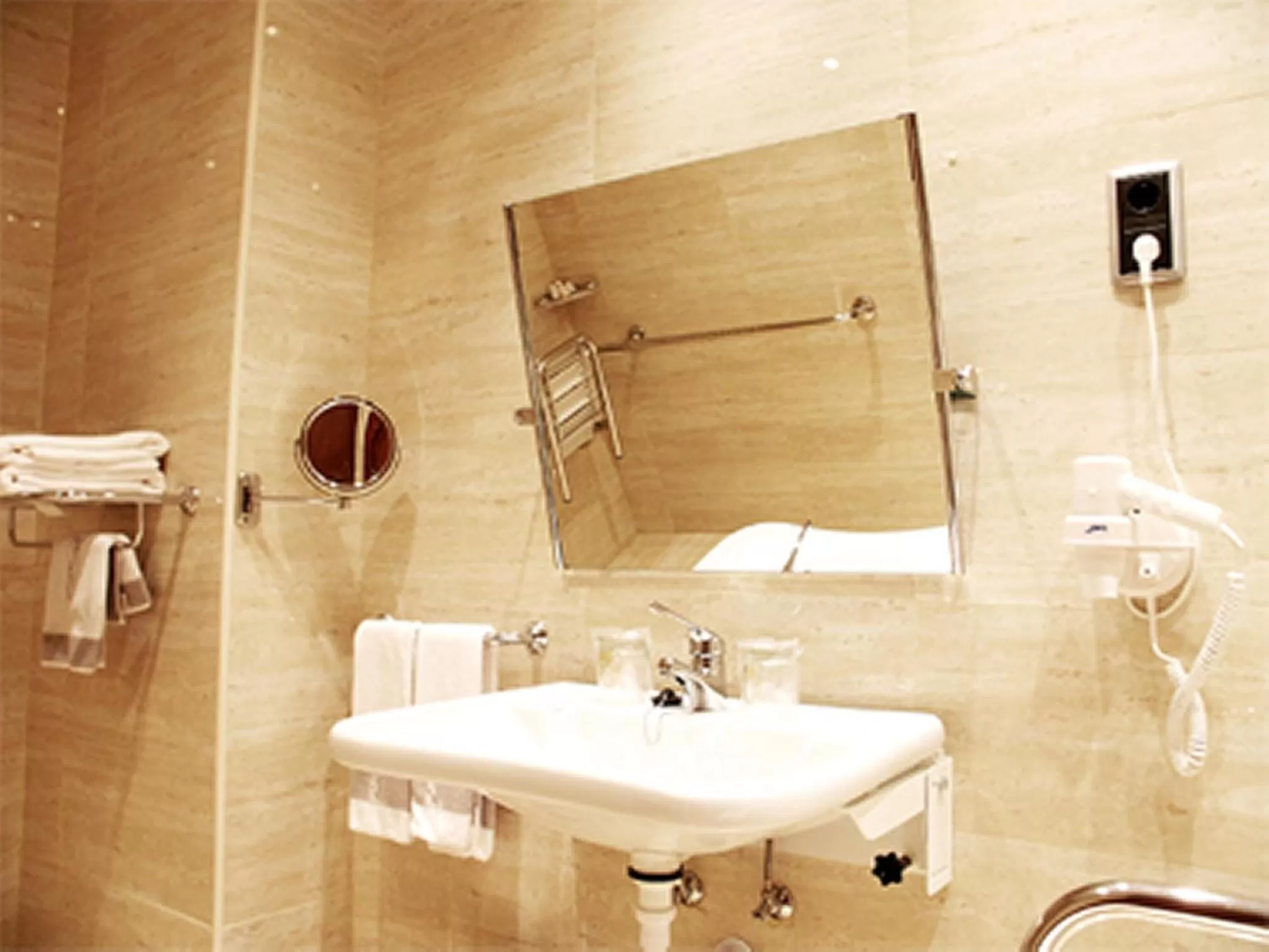 Bathroom in Hotel San Juan de los Reyes