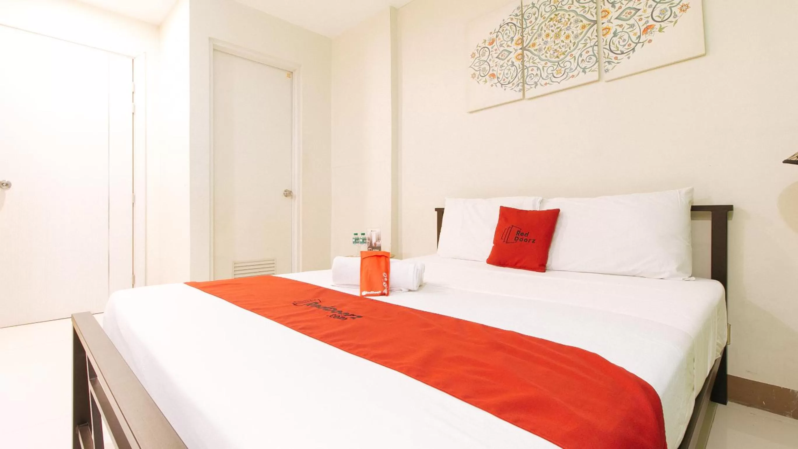 Photo of the whole room, Bed in RedDoorz Plus at Kamuning Quezon City