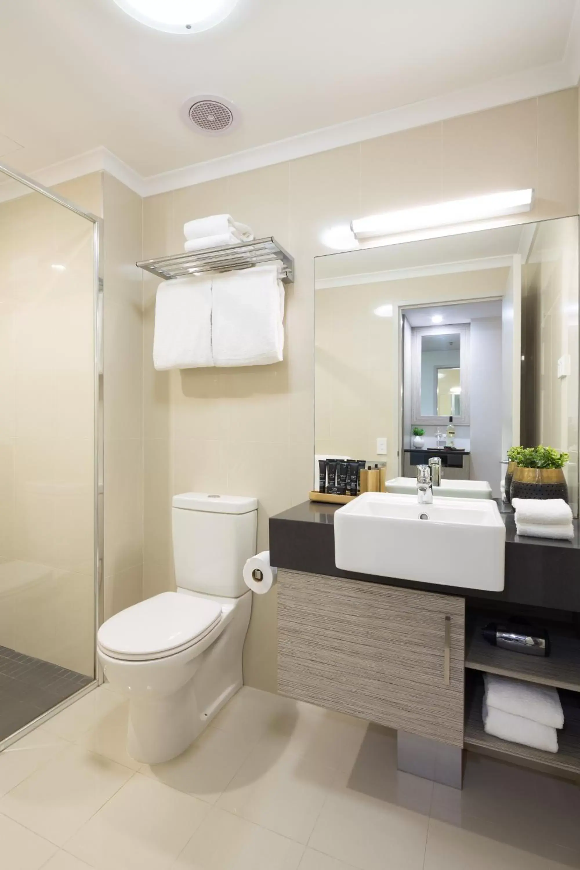 Shower, Bathroom in H on Smith Hotel