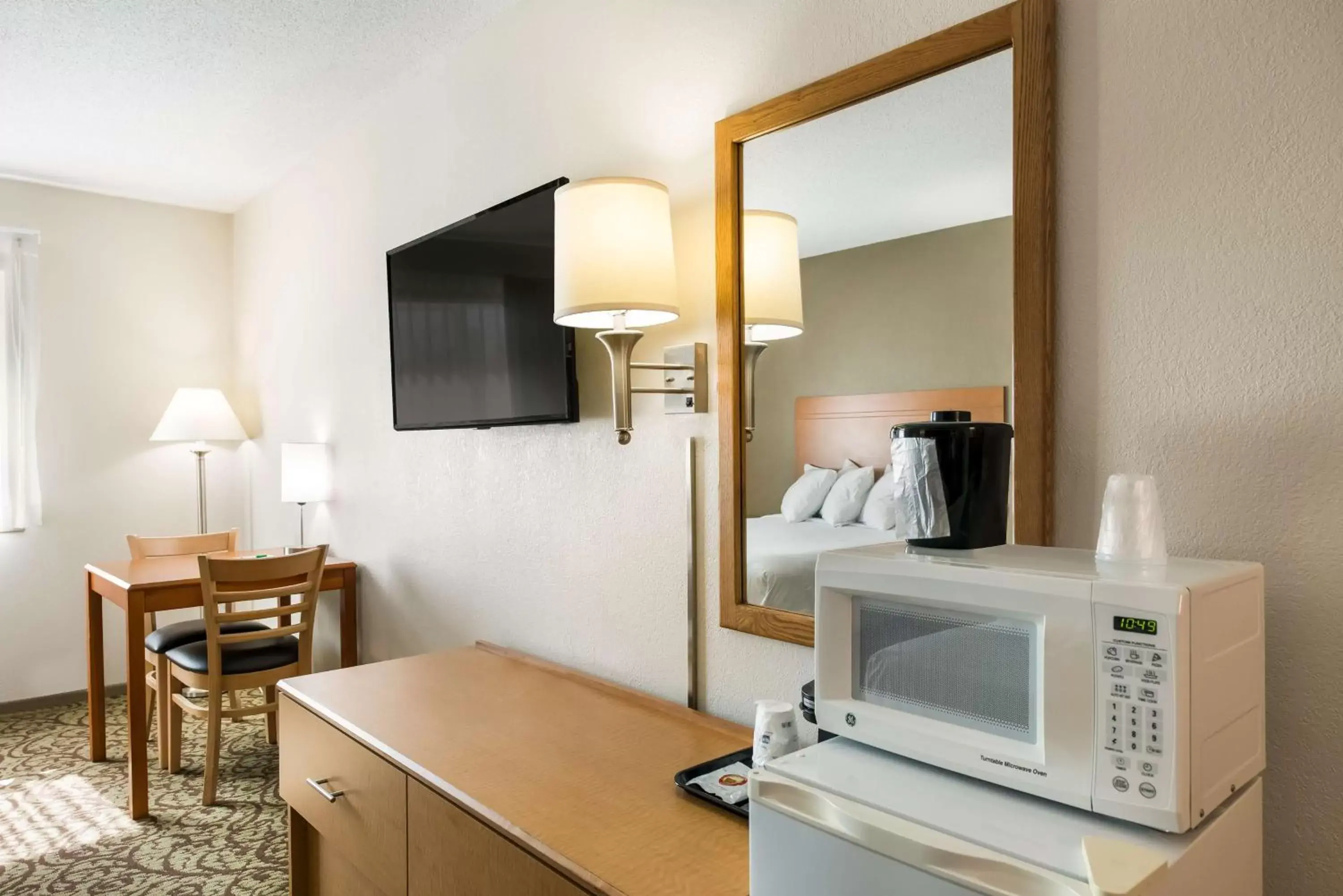 Bedroom, TV/Entertainment Center in SureStay Hotel by Best Western Spicer