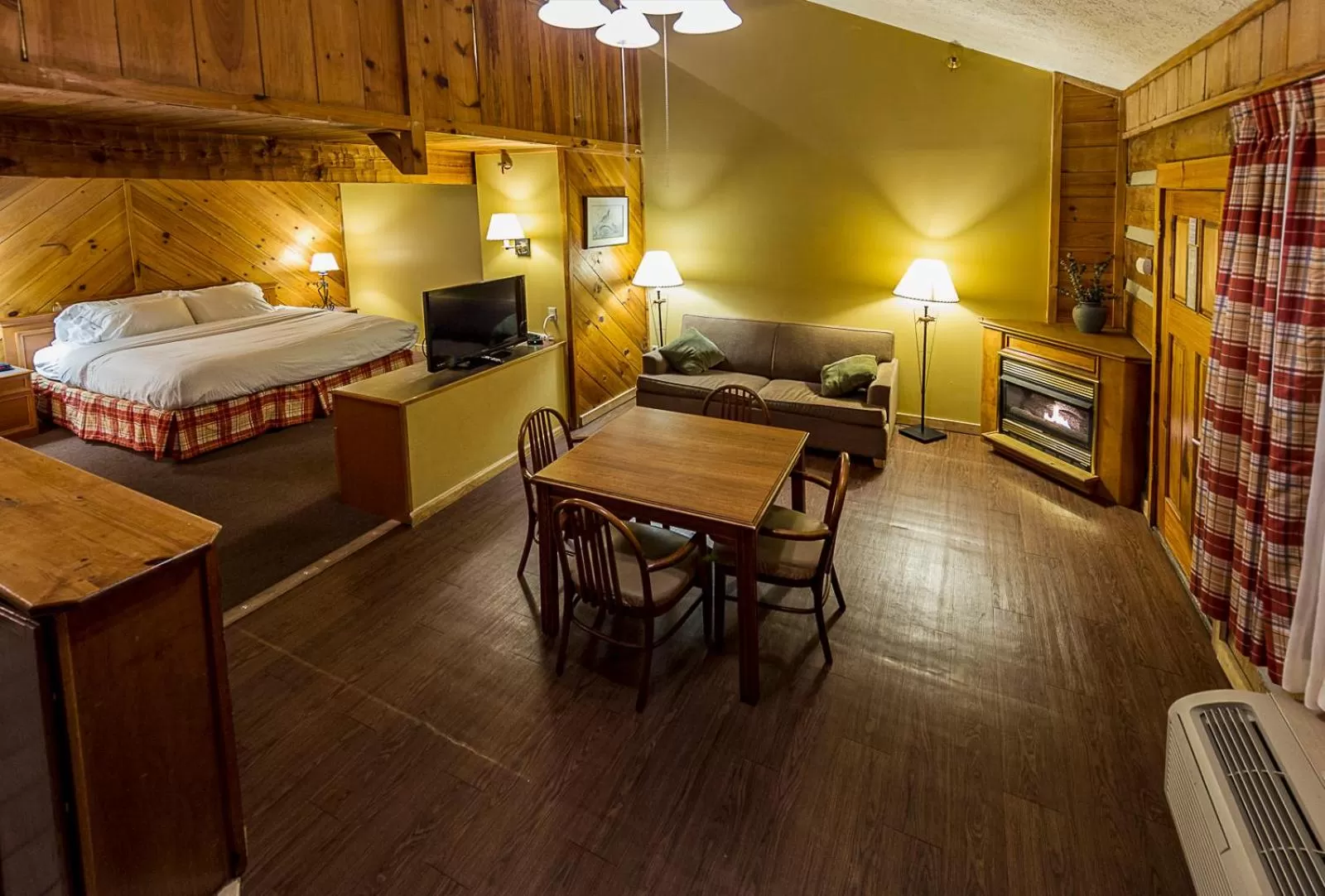 Photo of the whole room, Bed in Timbers Lodge