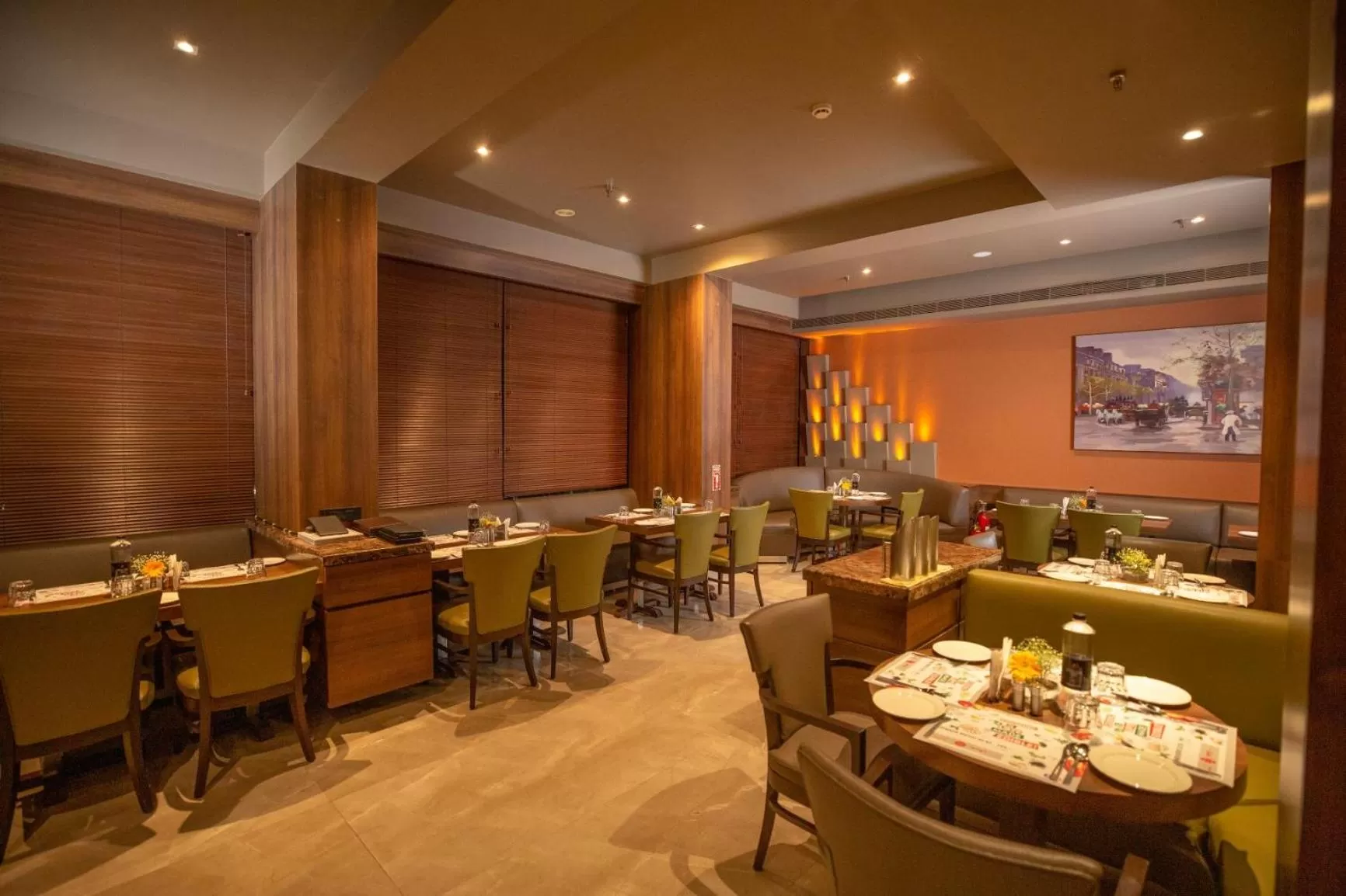 Restaurant/places to eat in Hotel Yogi Midtown