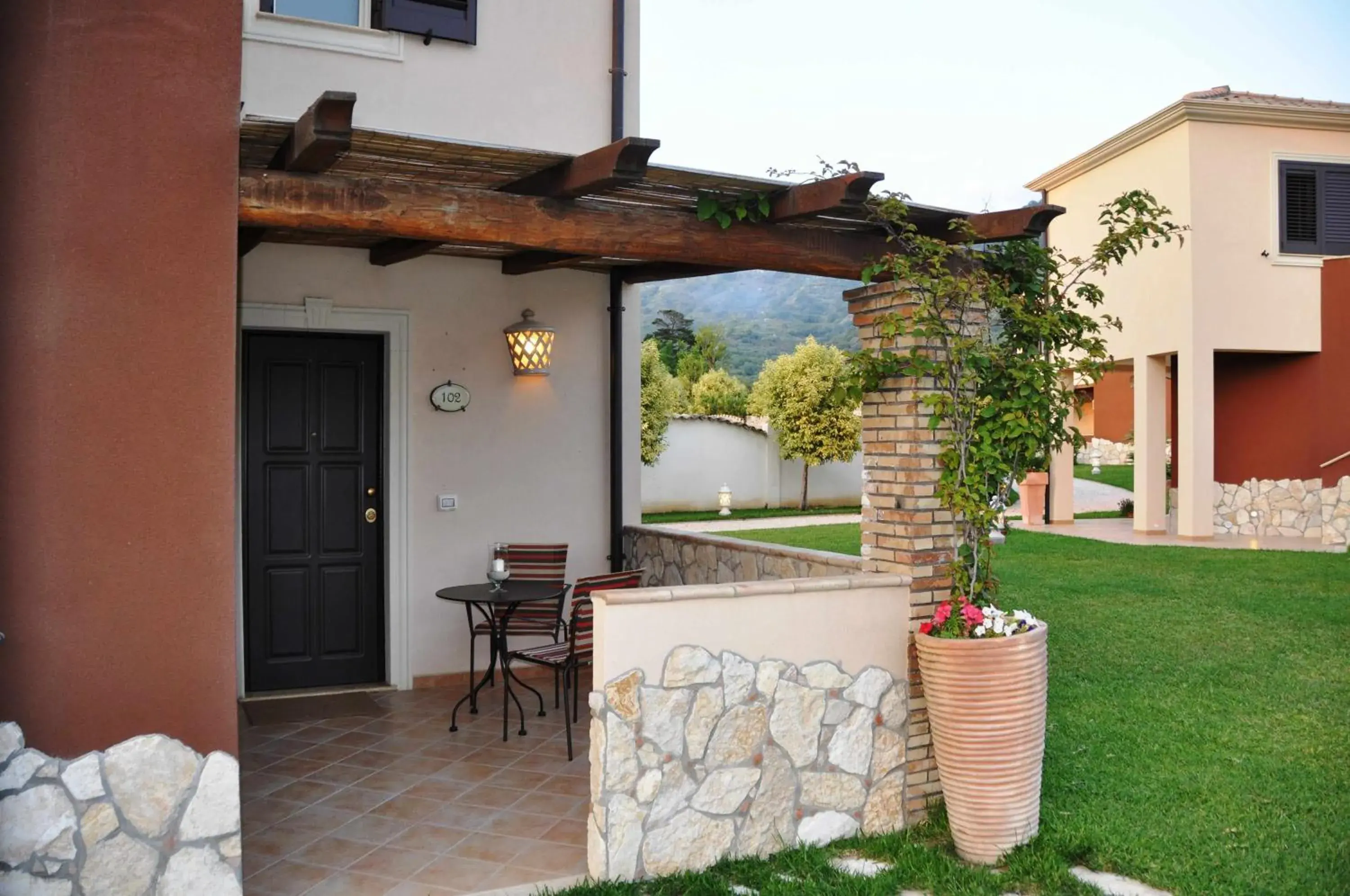 Patio, Property Building in Alcantara Resort di Charme