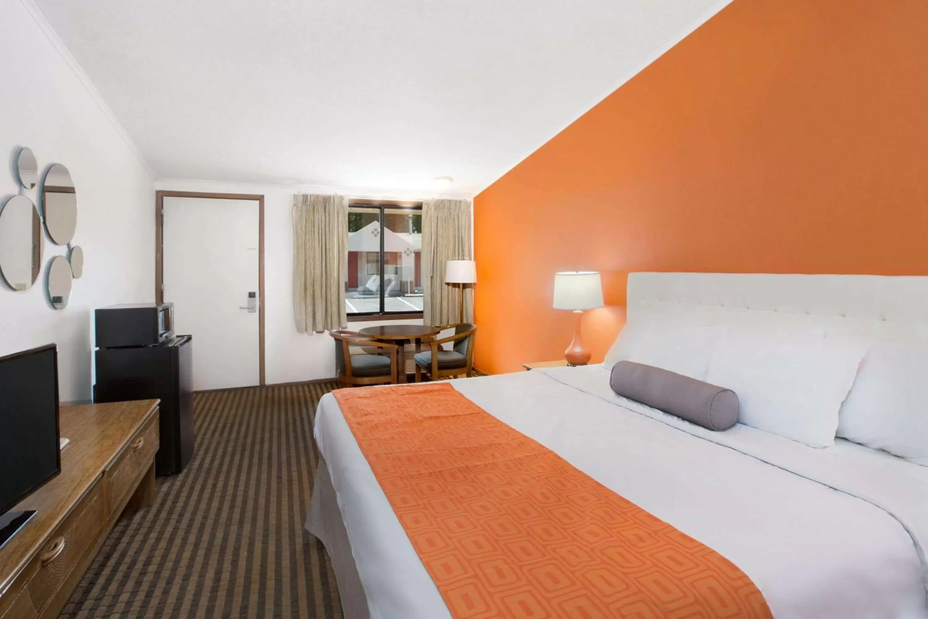 Photo of the whole room, Bed in Howard Johnson by Wyndham Wilmington