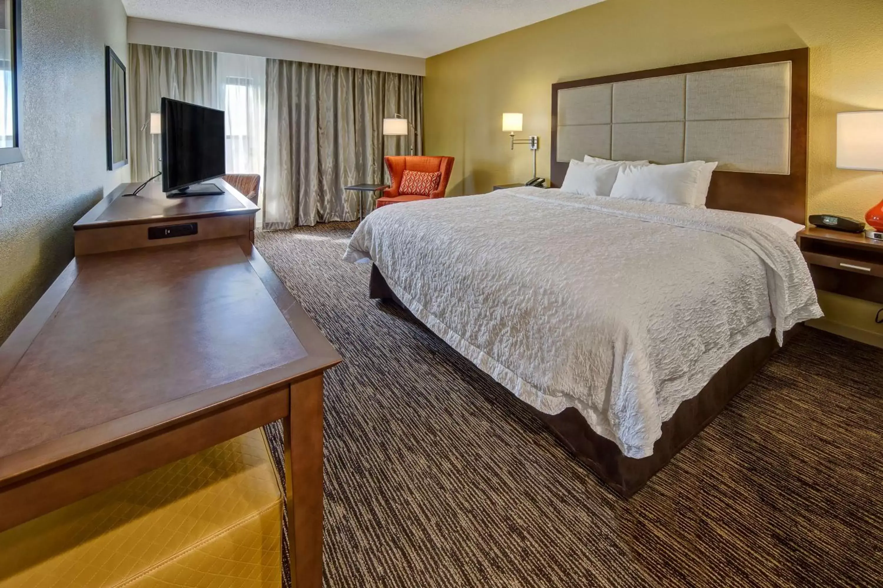 Bedroom, Bed in Hampton Inn Concord/Kannapolis