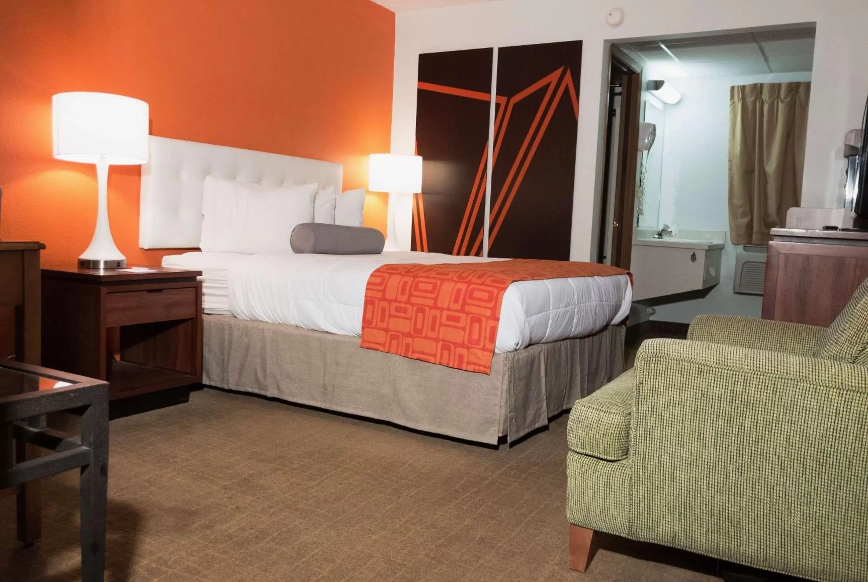 Photo of the whole room, Bed in Howard Johnson by Wyndham Waukegan Great Lakes Photo of the whole room, Bed in Howard Johnson by Wyndham Waukegan Great Lakes