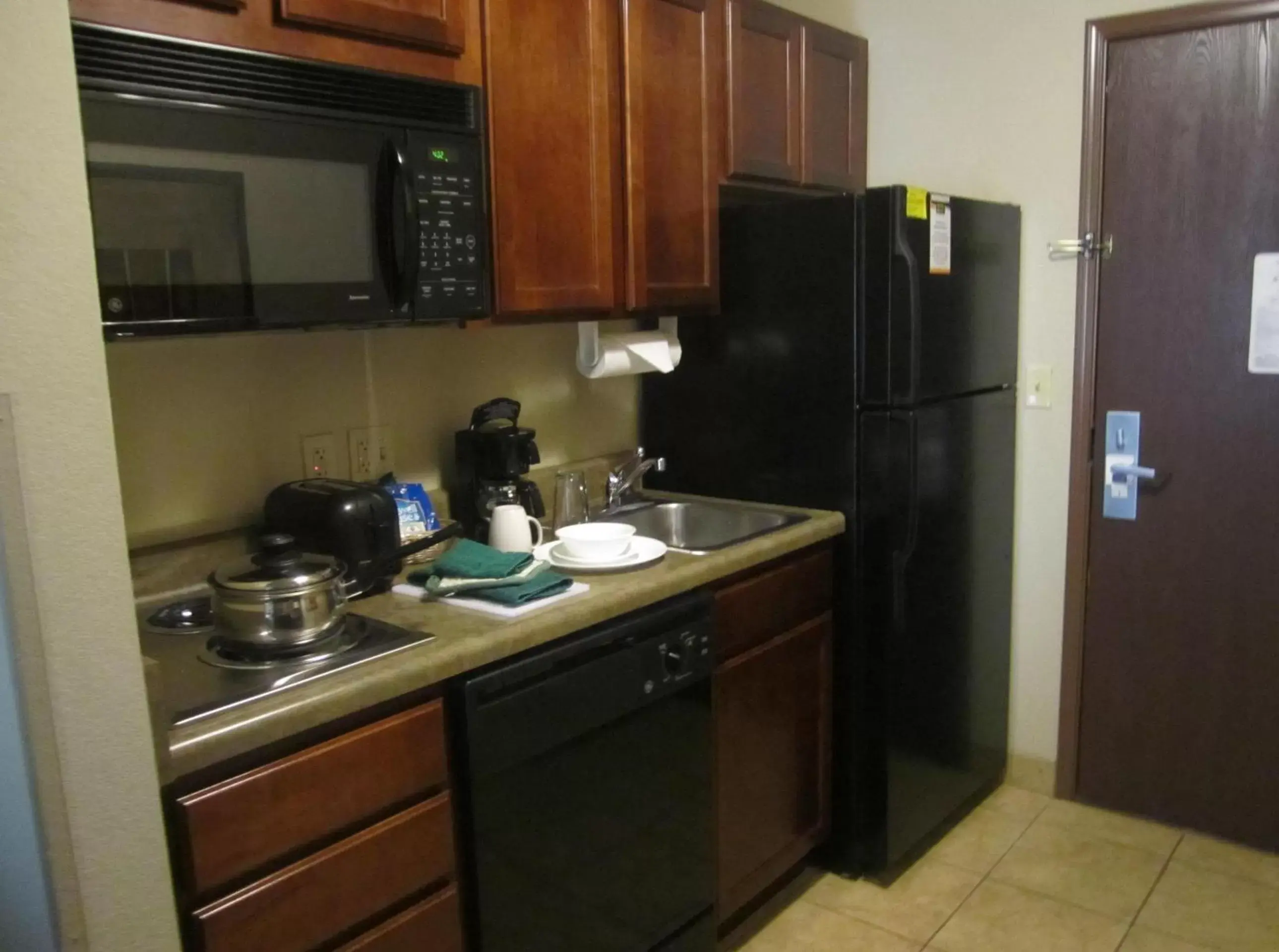 kitchen, Kitchen/Kitchenette in MainStay Suites St Robert-Fort Leonard Wood