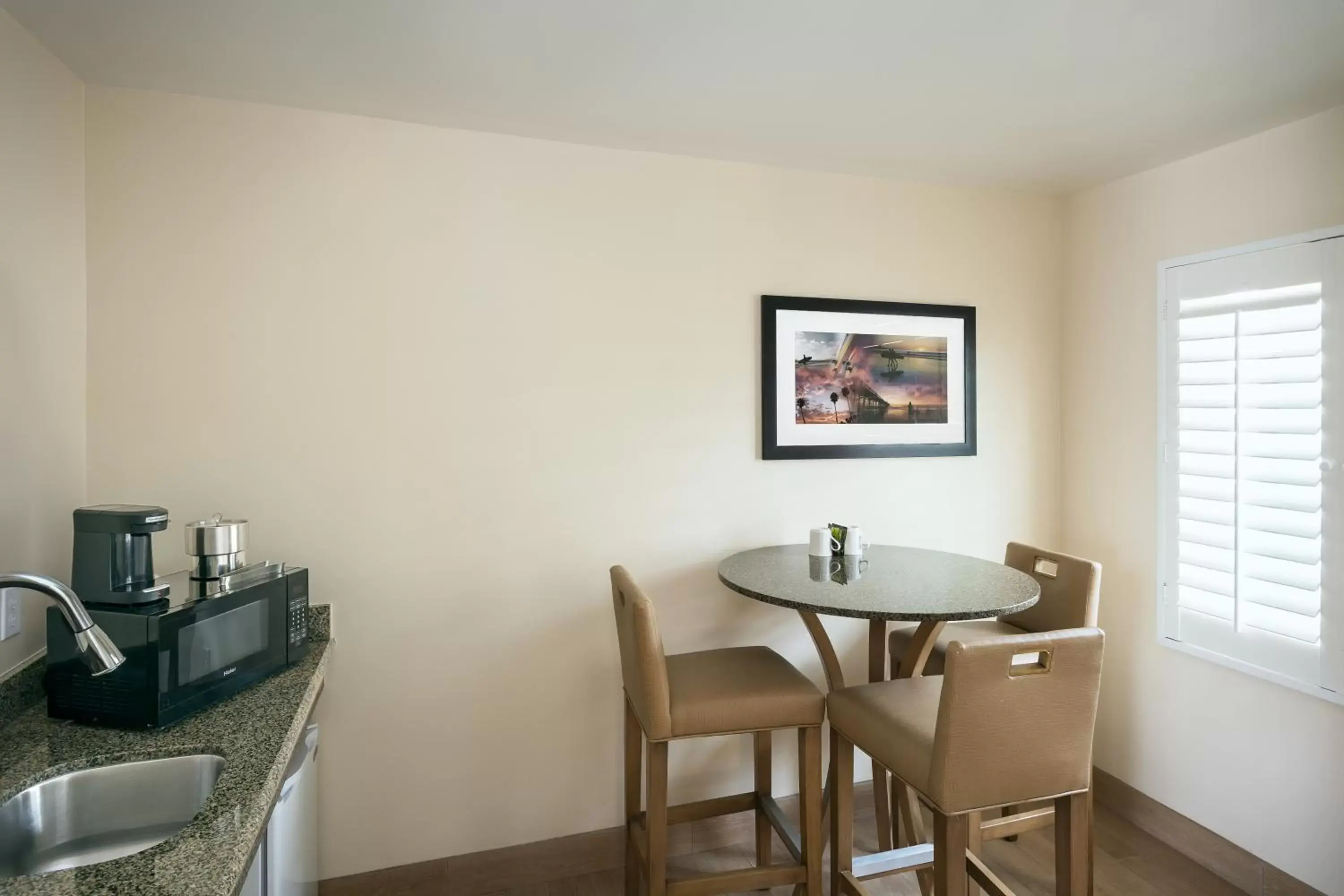 Seating area, Dining Area in PB Surf Beachside Inn