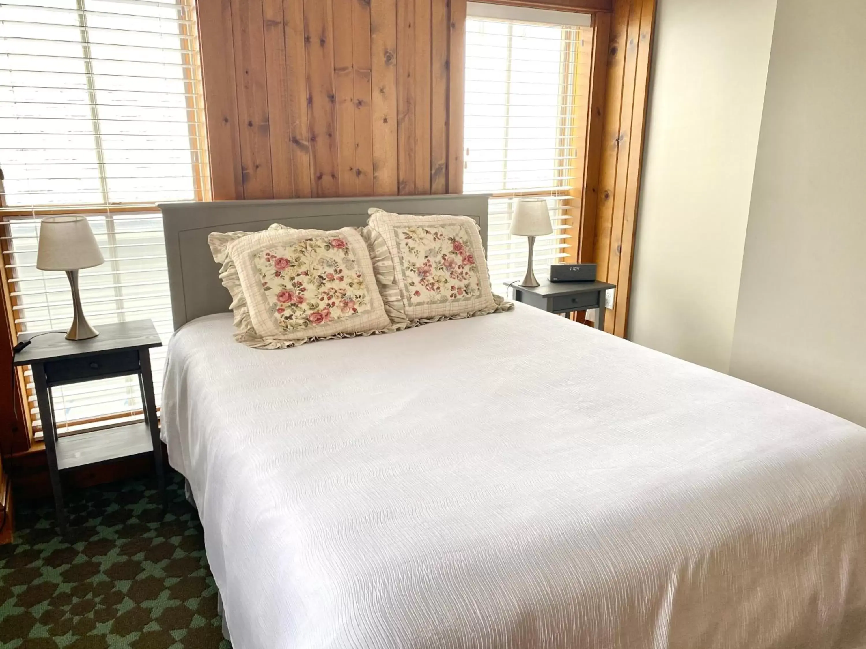 Premium Queen Room in Harbor House Inn