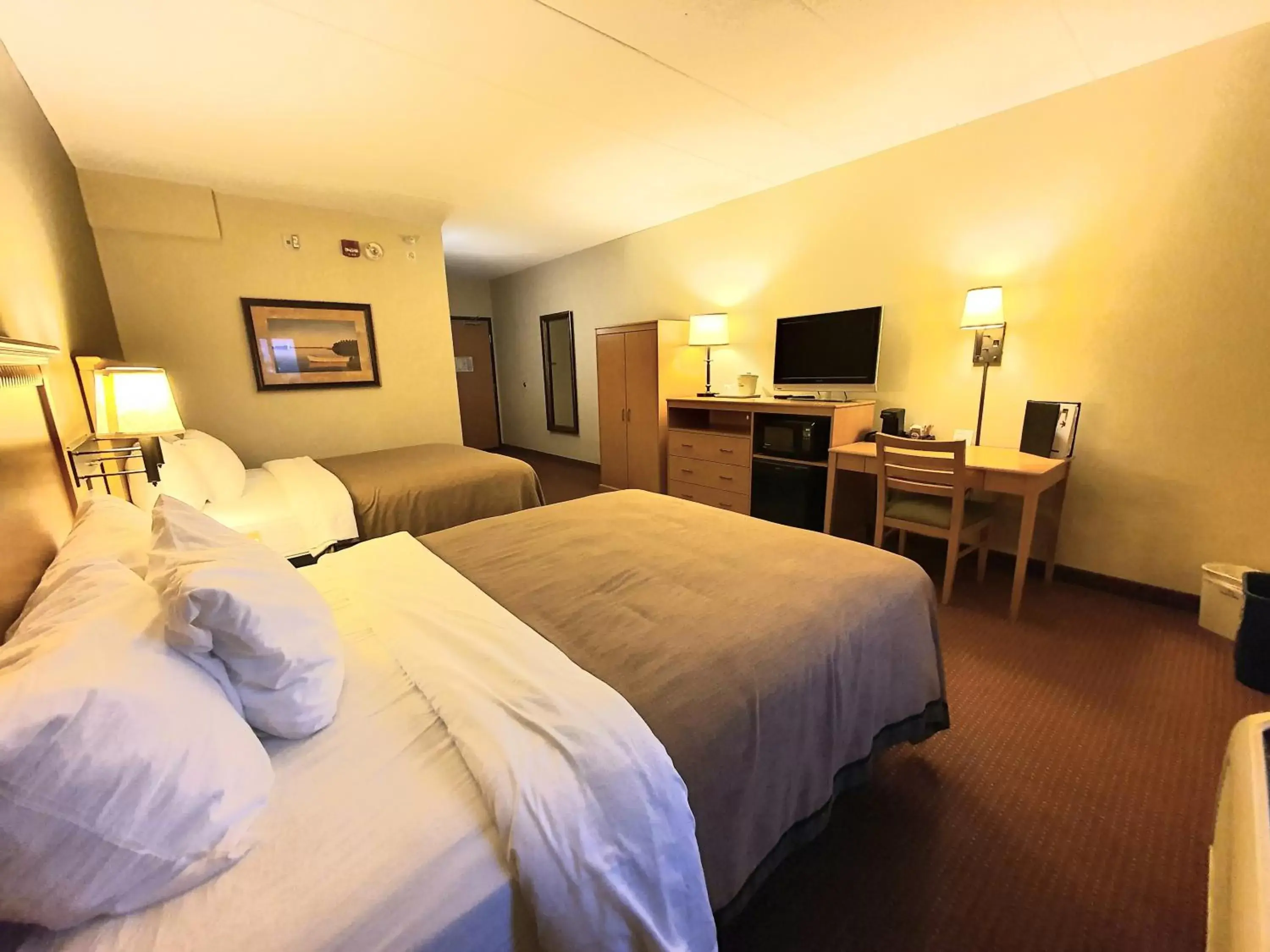 Bed in AmeriVu Inn and Suites - Waconia