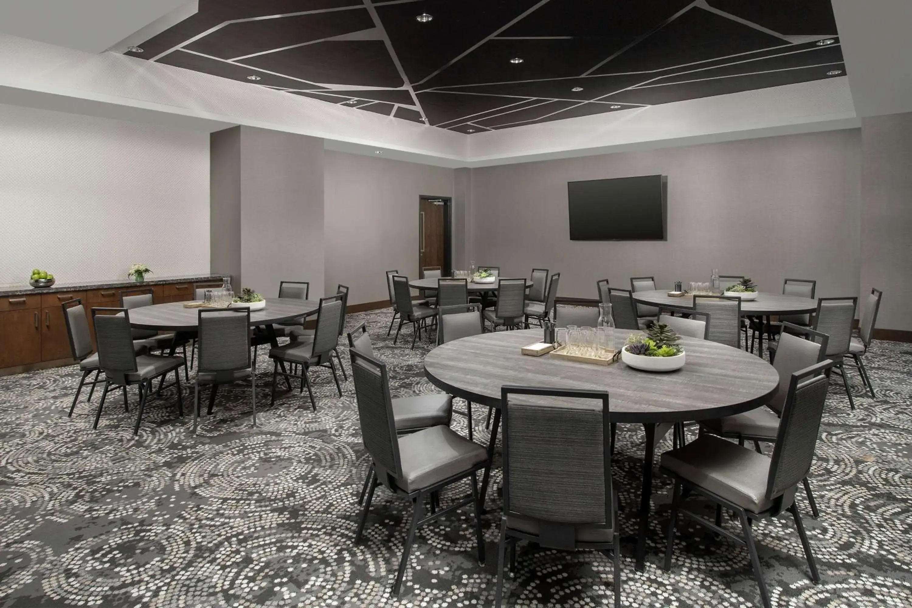 Meeting/conference room, Restaurant/Places to Eat in Embassy Suites By Hilton Knoxville Downtown