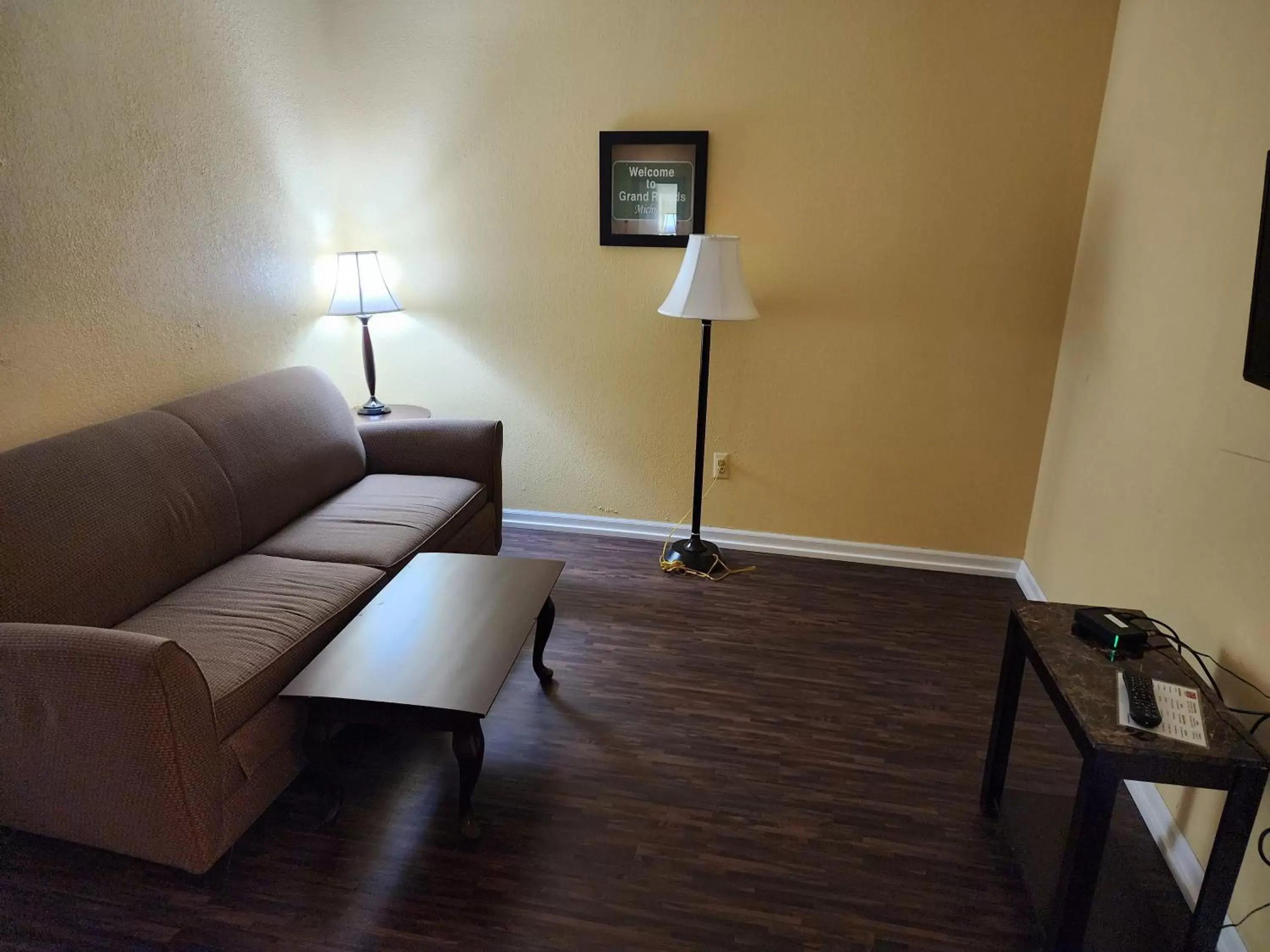 Seating Area in Econo Lodge Inn & Suites