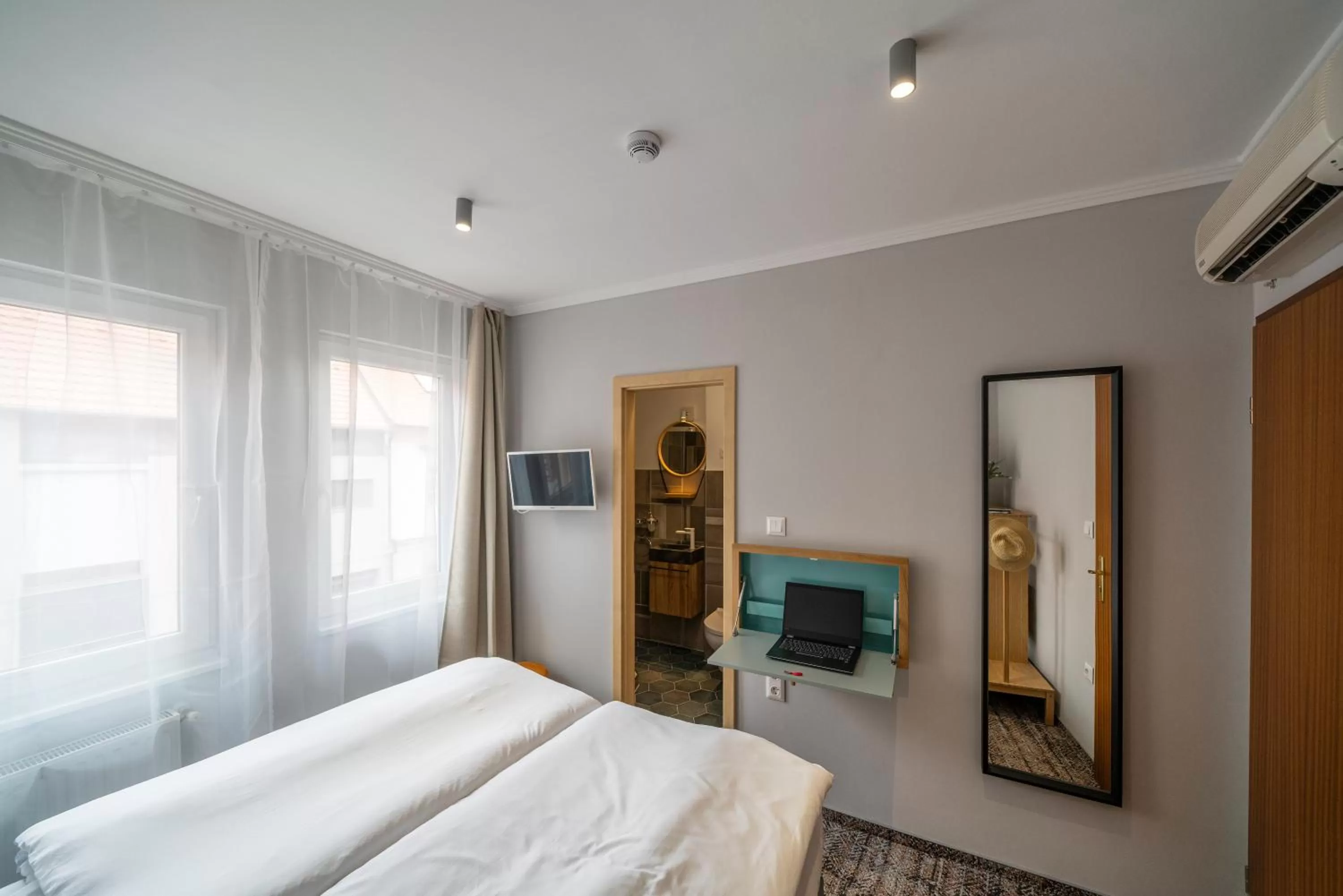 Photo of the whole room, Bed in Duett - Urban Rooms