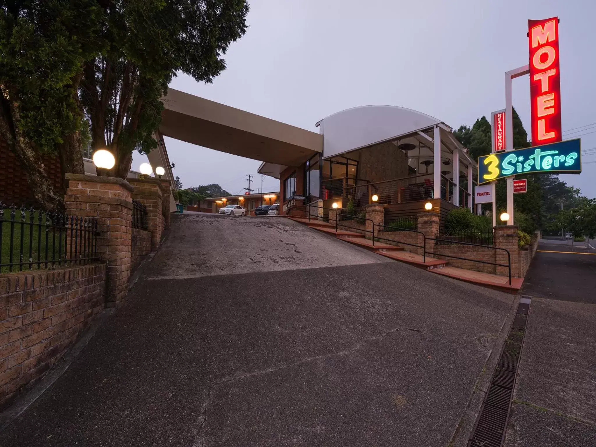 Facade/Entrance in 3 Sisters Motel