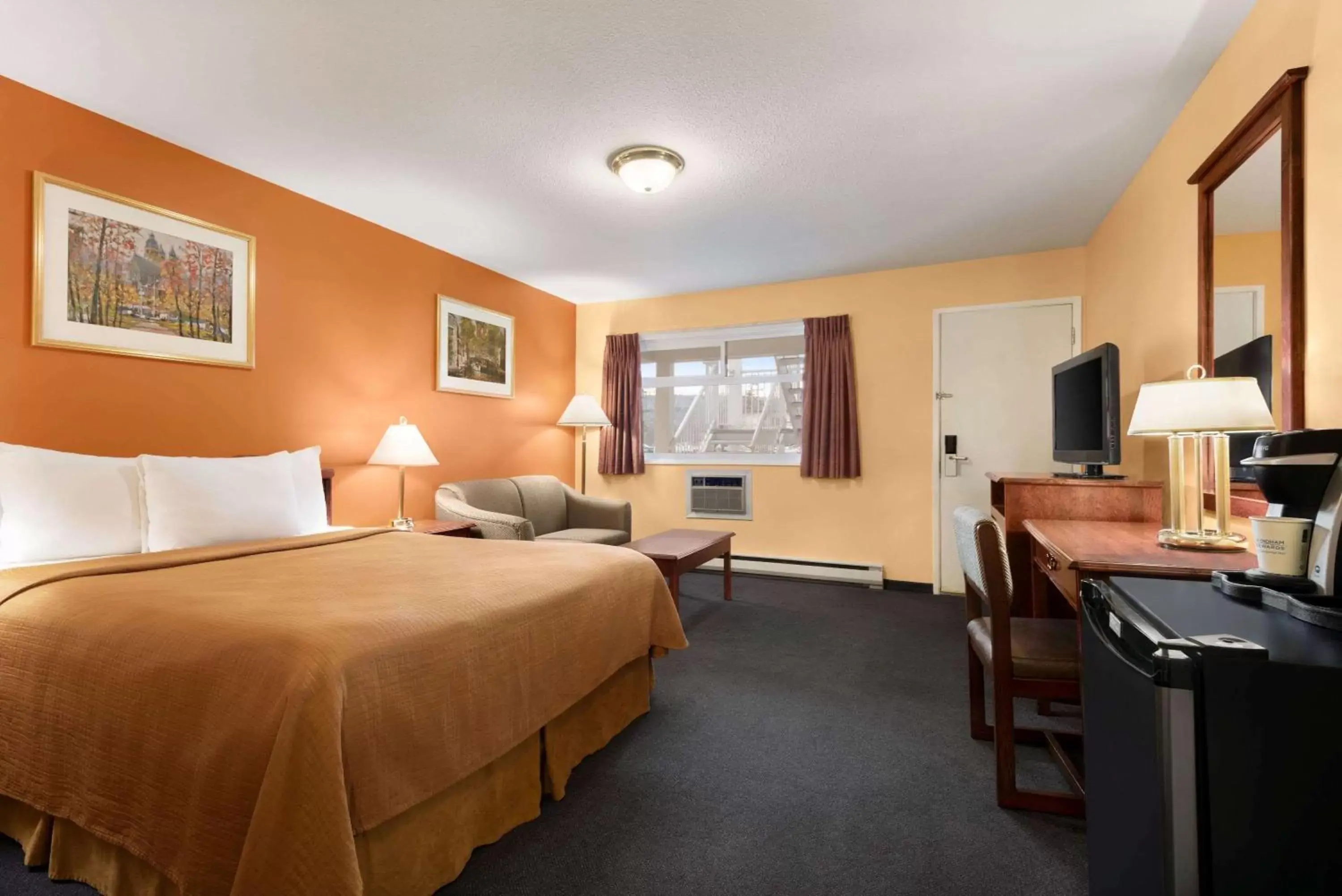 Photo of the whole room in Travelodge by Wyndham Quesnel BC