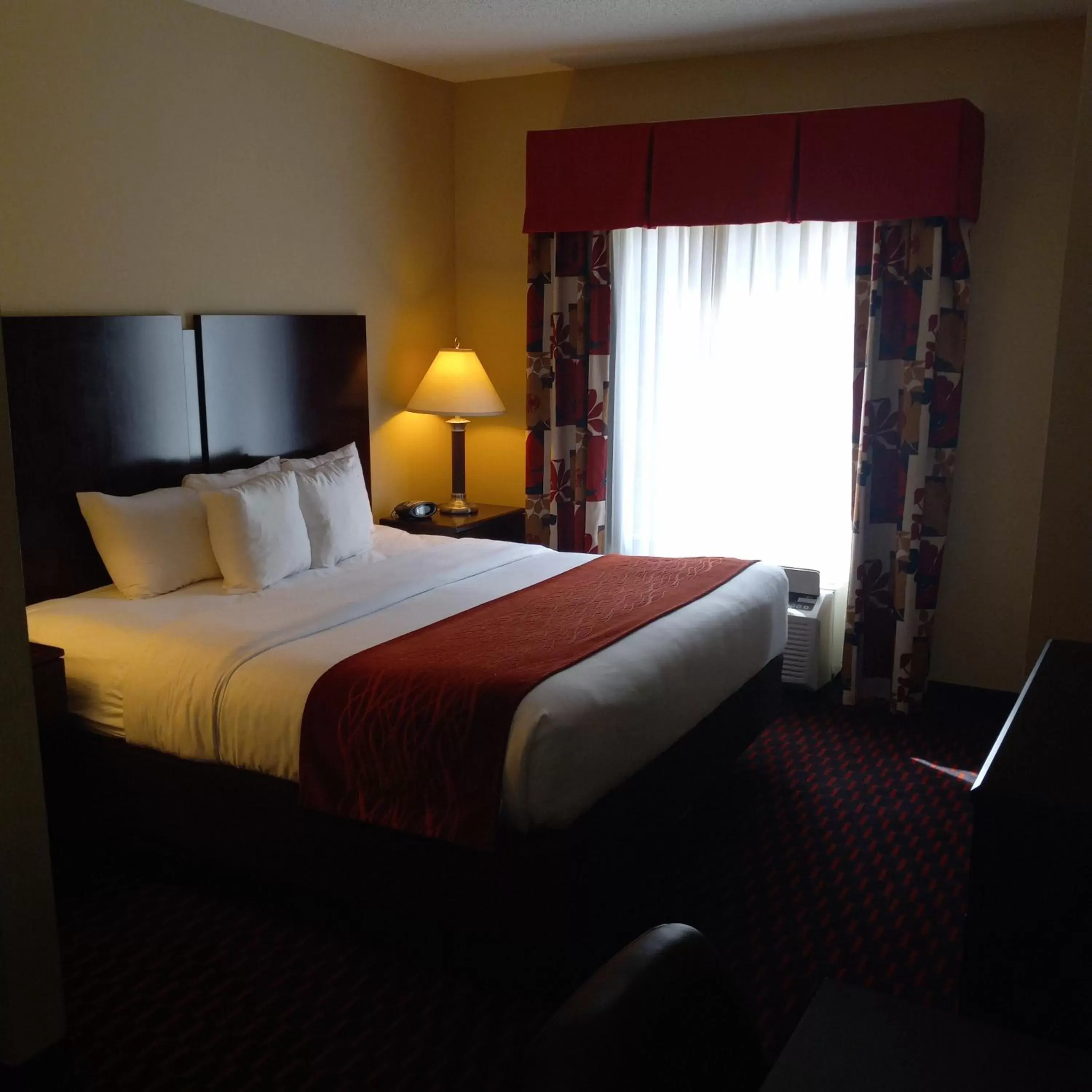 Bedroom, Bed in Comfort Inn & Suites Tunkhannock