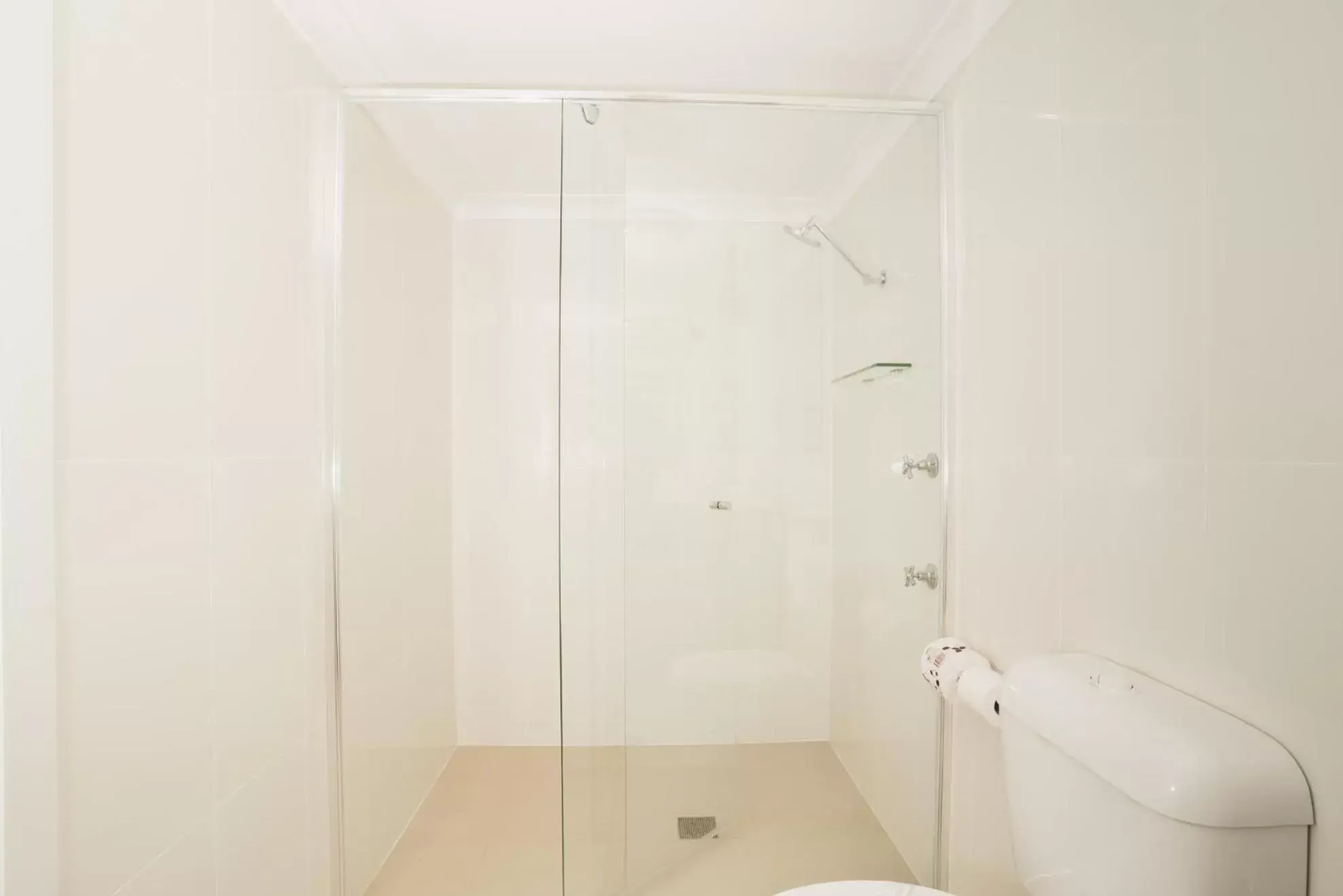 Shower, Bathroom in Caribbean Motel